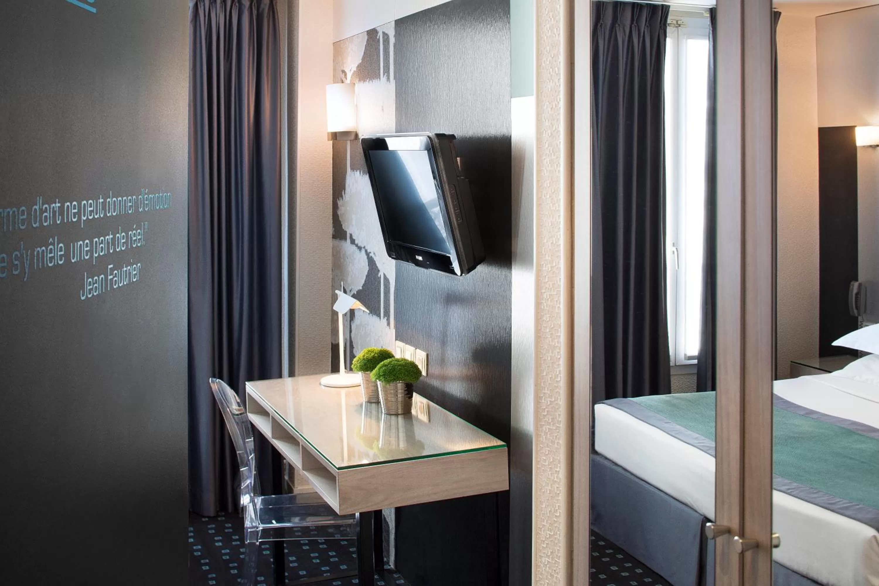 Photo of the whole room, Bed in Hôtel A La Villa des Artistes