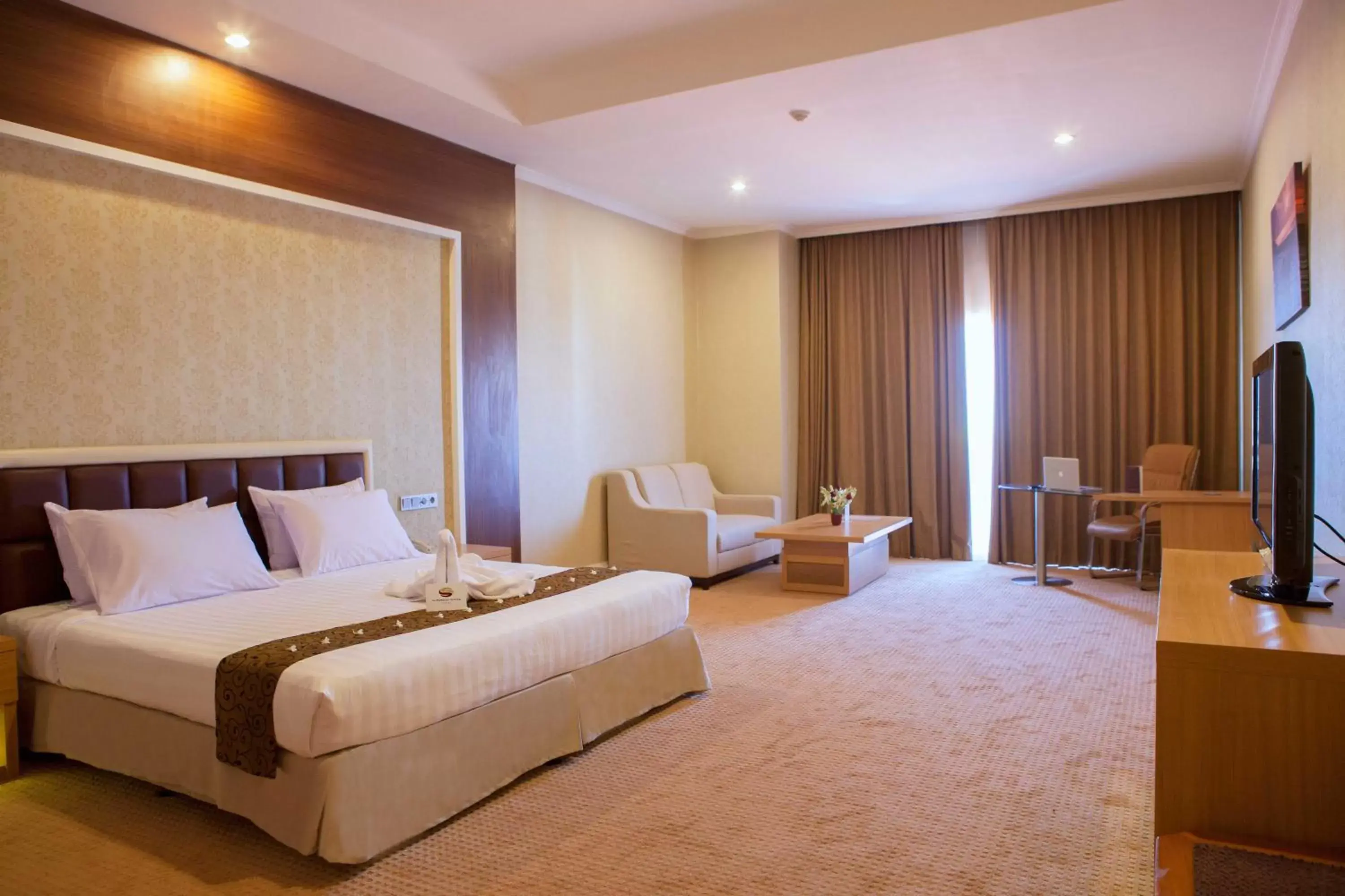 Junior Suite King in Surabaya Suites Hotel Powered by Archipelago Junior Suite King in Surabaya Suites Hotel Powered by Archipelago