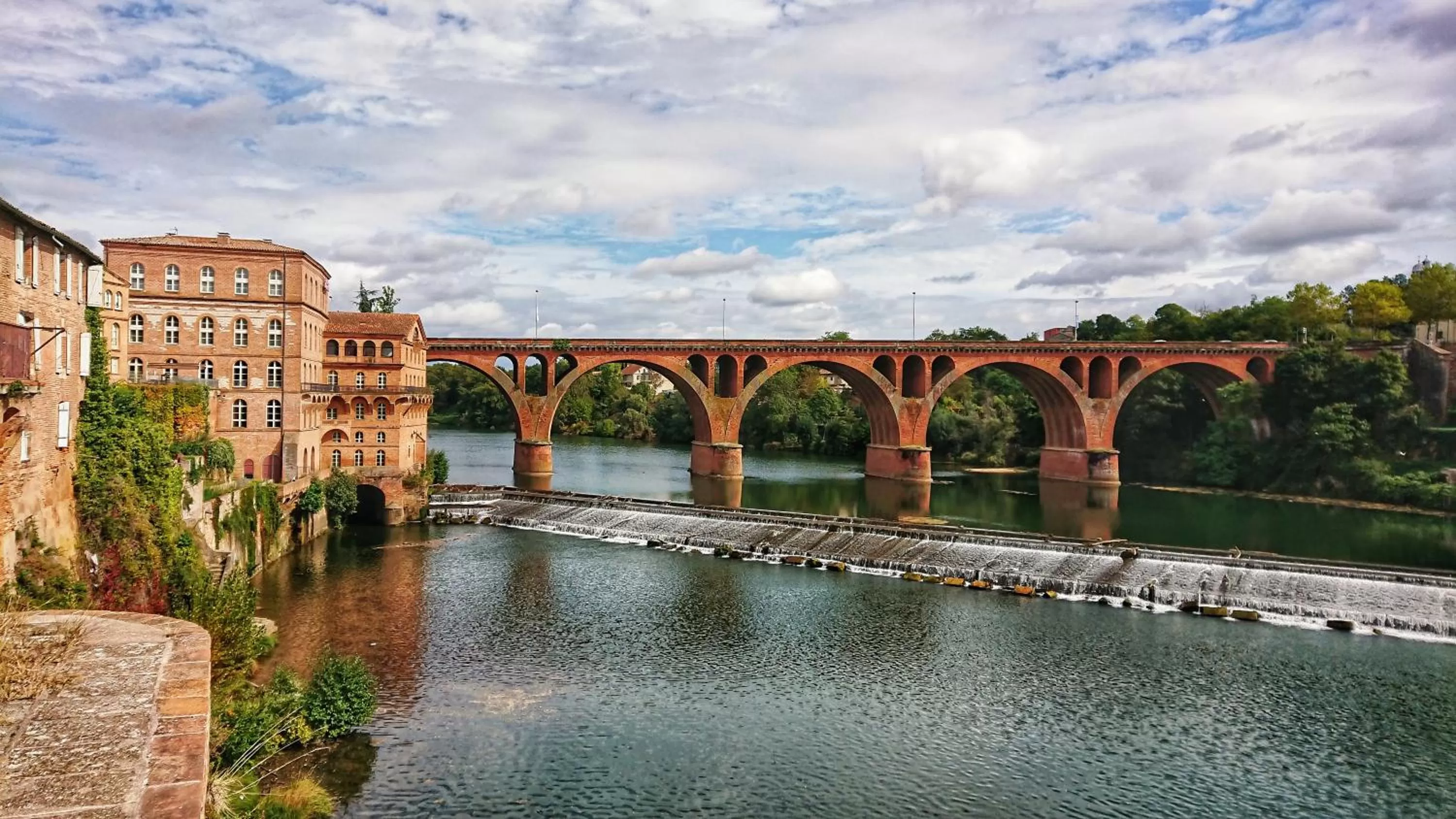 Nearby landmark in Fleurs de Cosmos