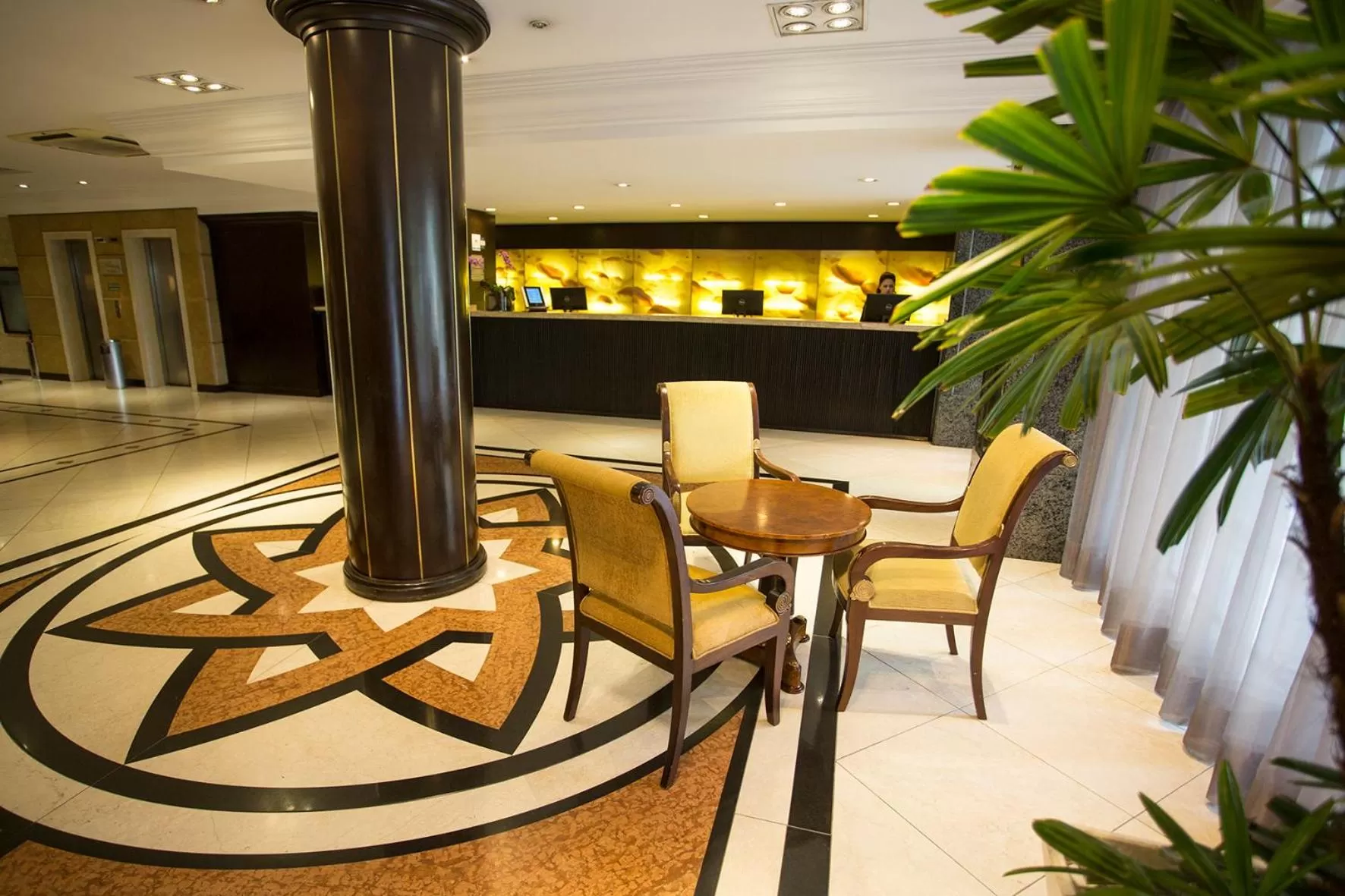 Lobby or reception in Mabu Curitiba Business