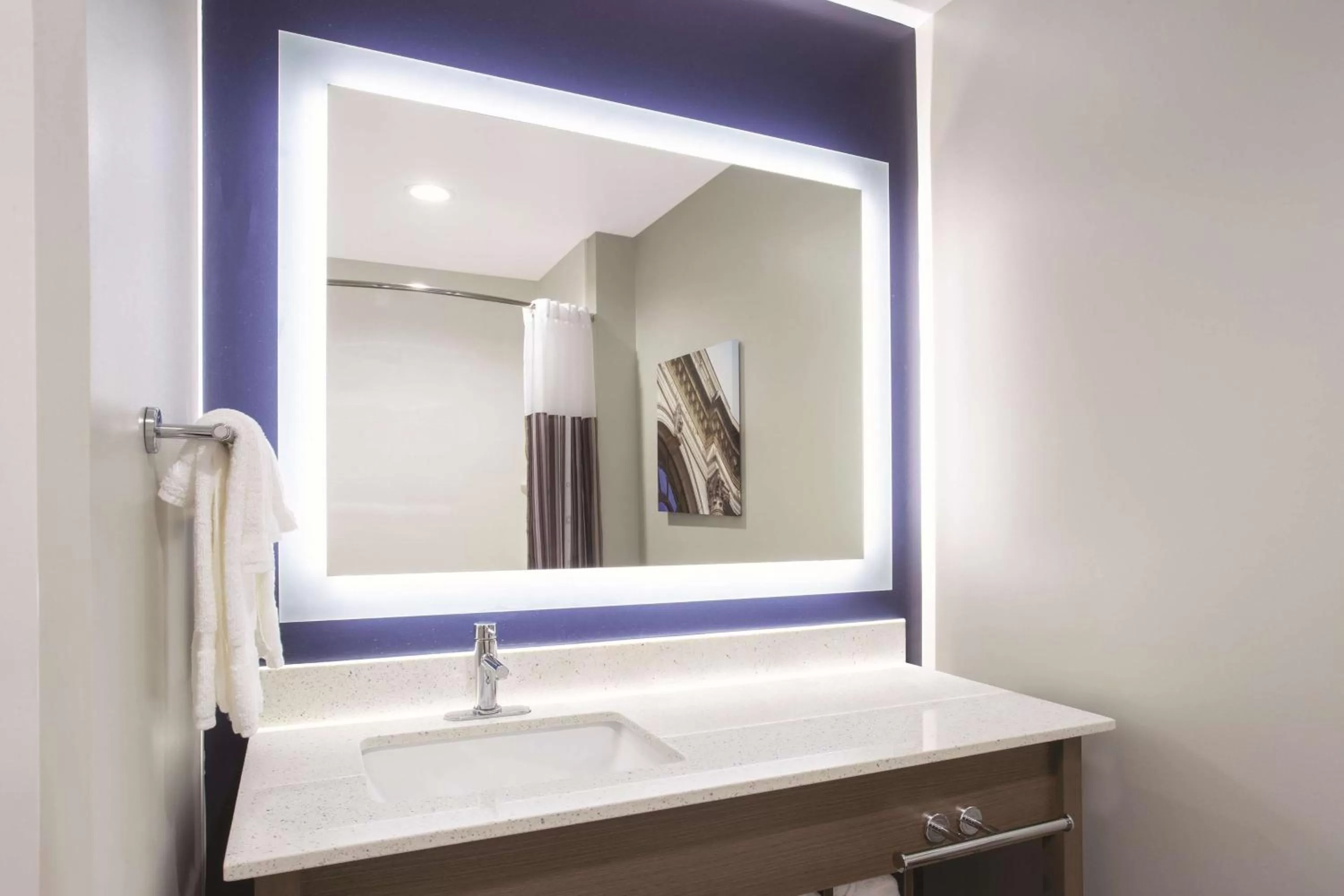 King Room with Roll-In Shower - Mobility/Hearing Accessible - Non-Smoking in La Quinta by Wyndham Buffalo Amherst