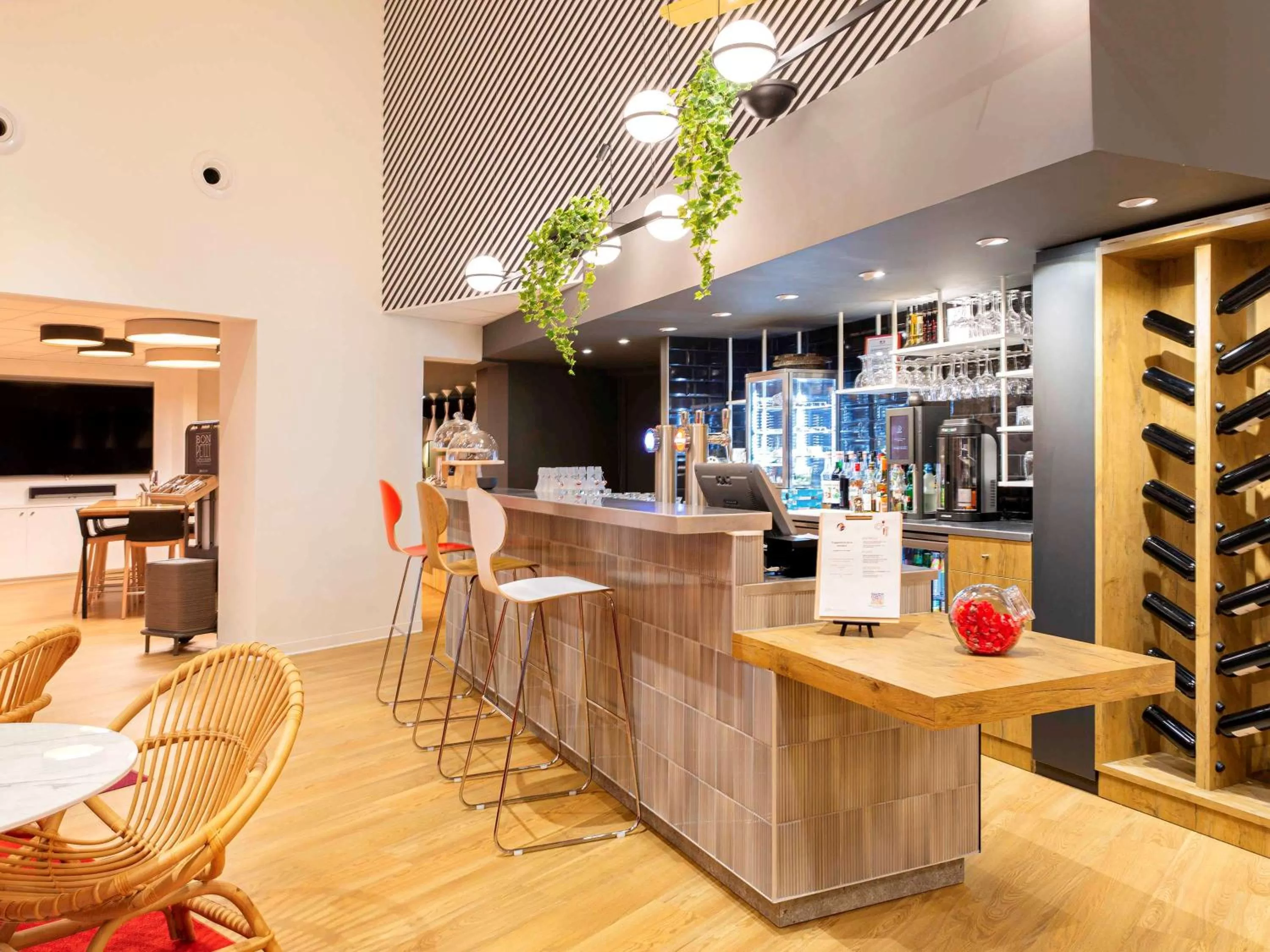 Lounge or bar in ibis Tours Sud