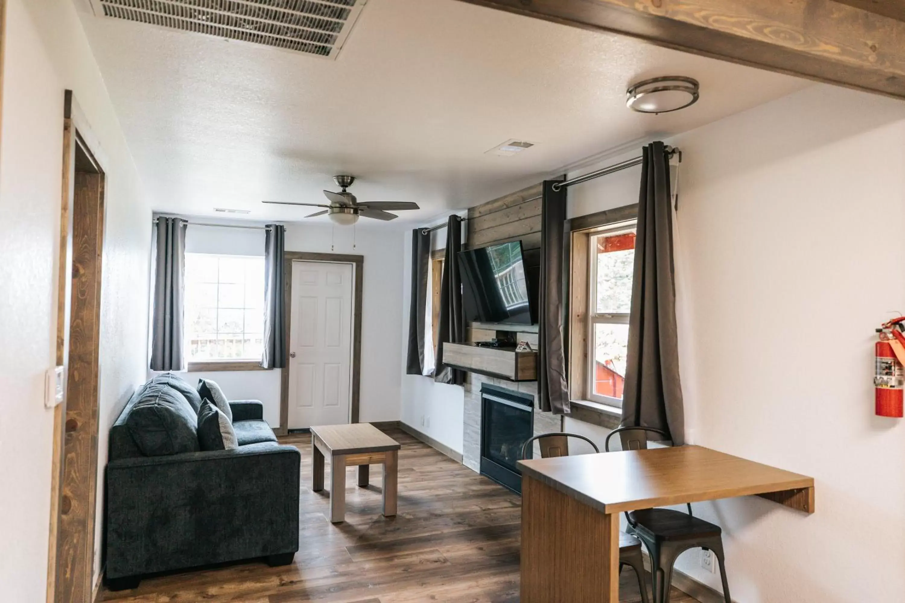 One Bedroom King Cottage with Fireplace in View Crest Lodge One Bedroom King Cottage with Fireplace in View Crest Lodge