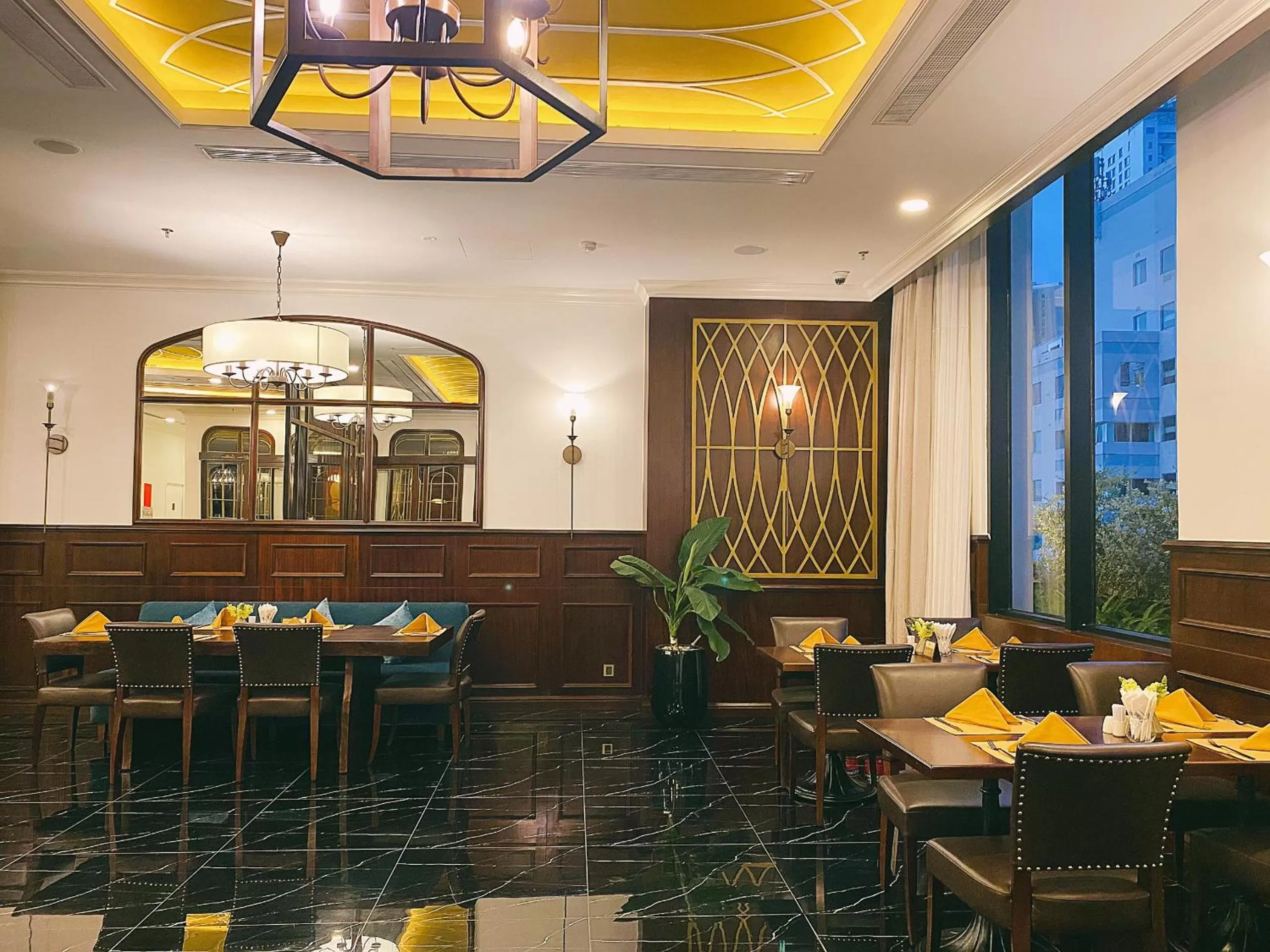 Restaurant/places to eat in Potique Hotel