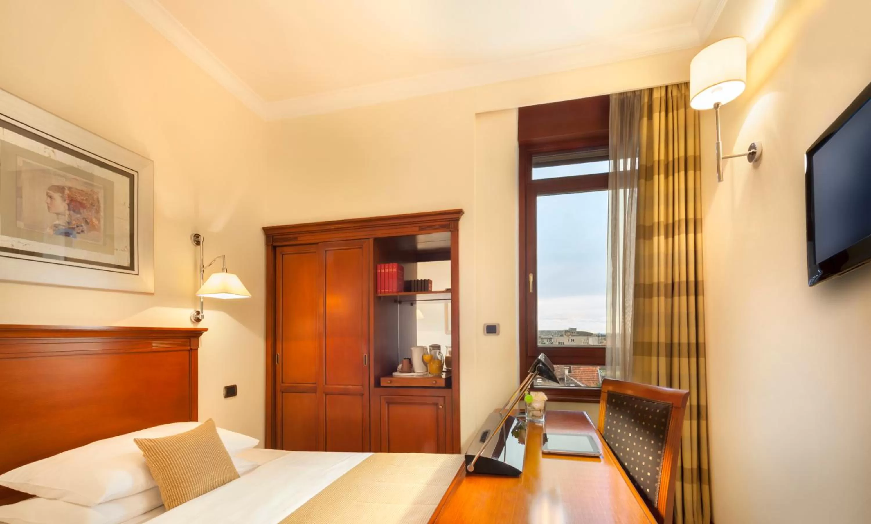 Photo of the whole room, Bed in Best Western Premier Hotel Astoria