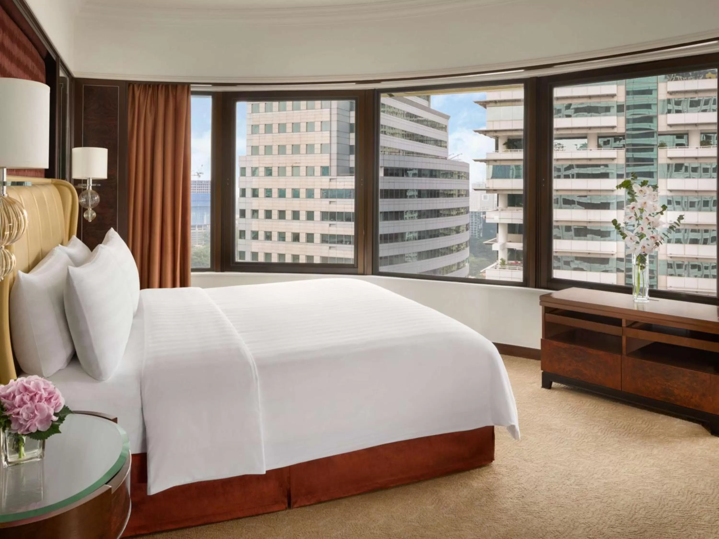 Photo of the whole room, Bed in Shangri-La Kuala Lumpur