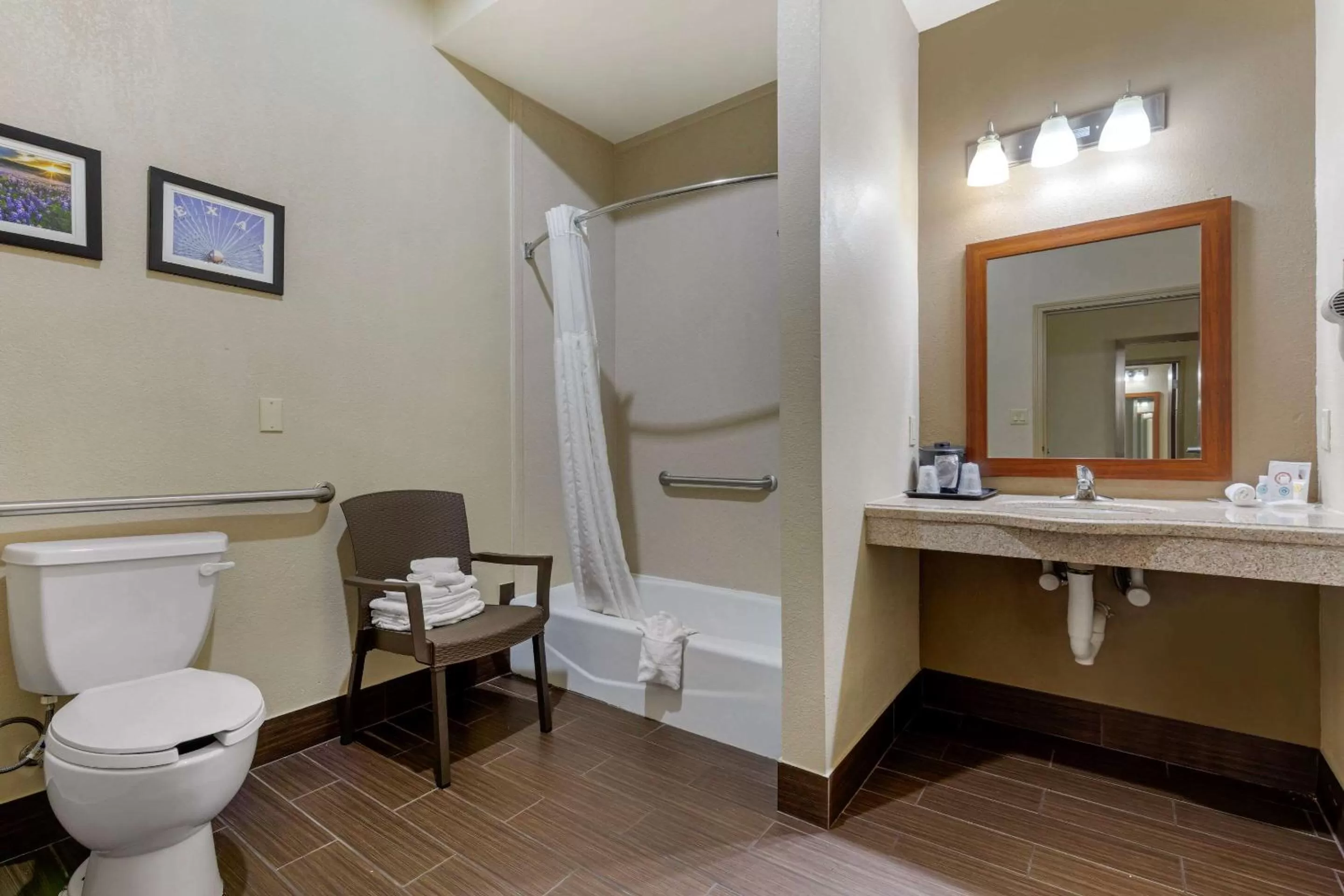 Bathroom in Comfort Suites Gainesville