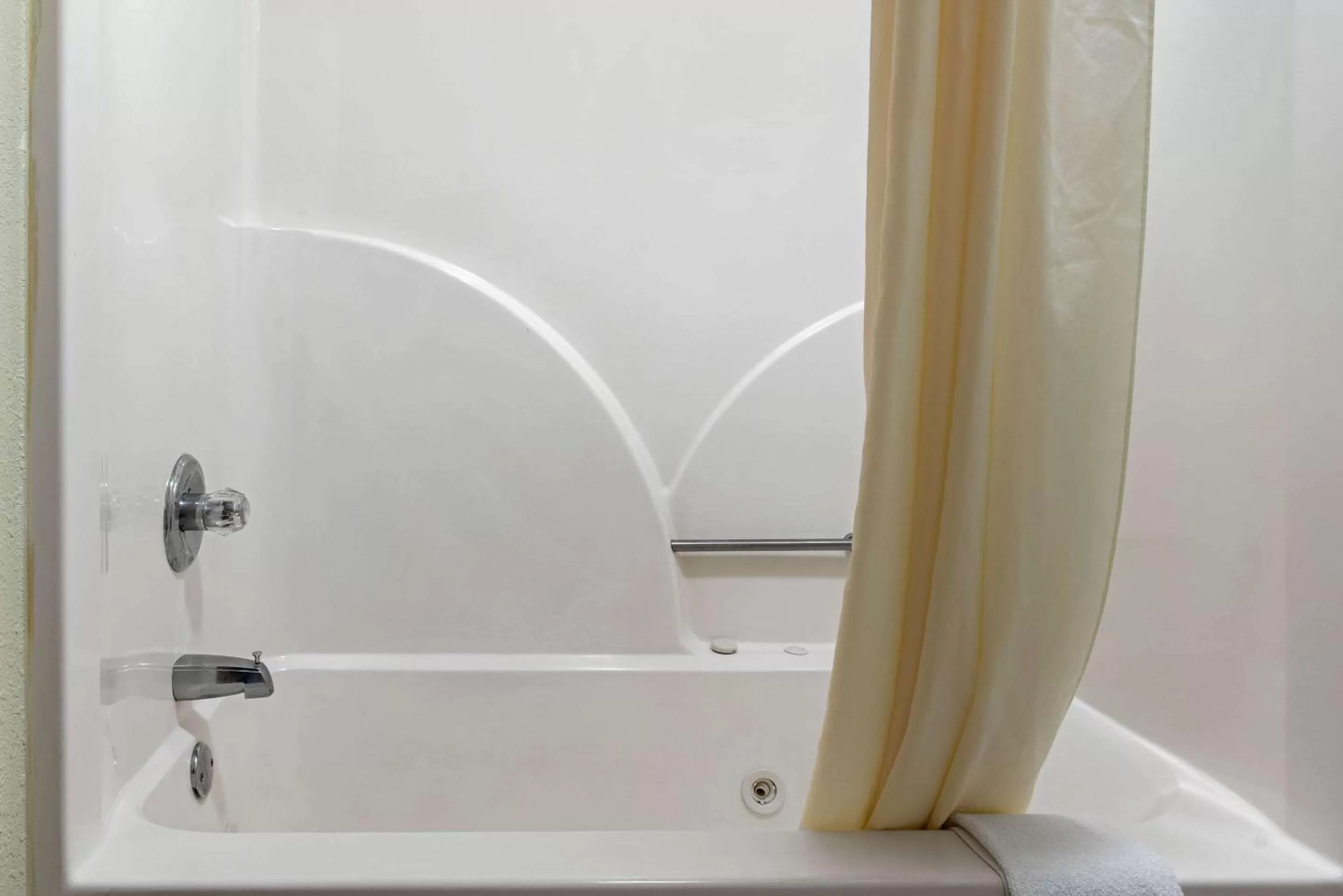 Photo of the whole room in Quality Inn Bloomington Near University