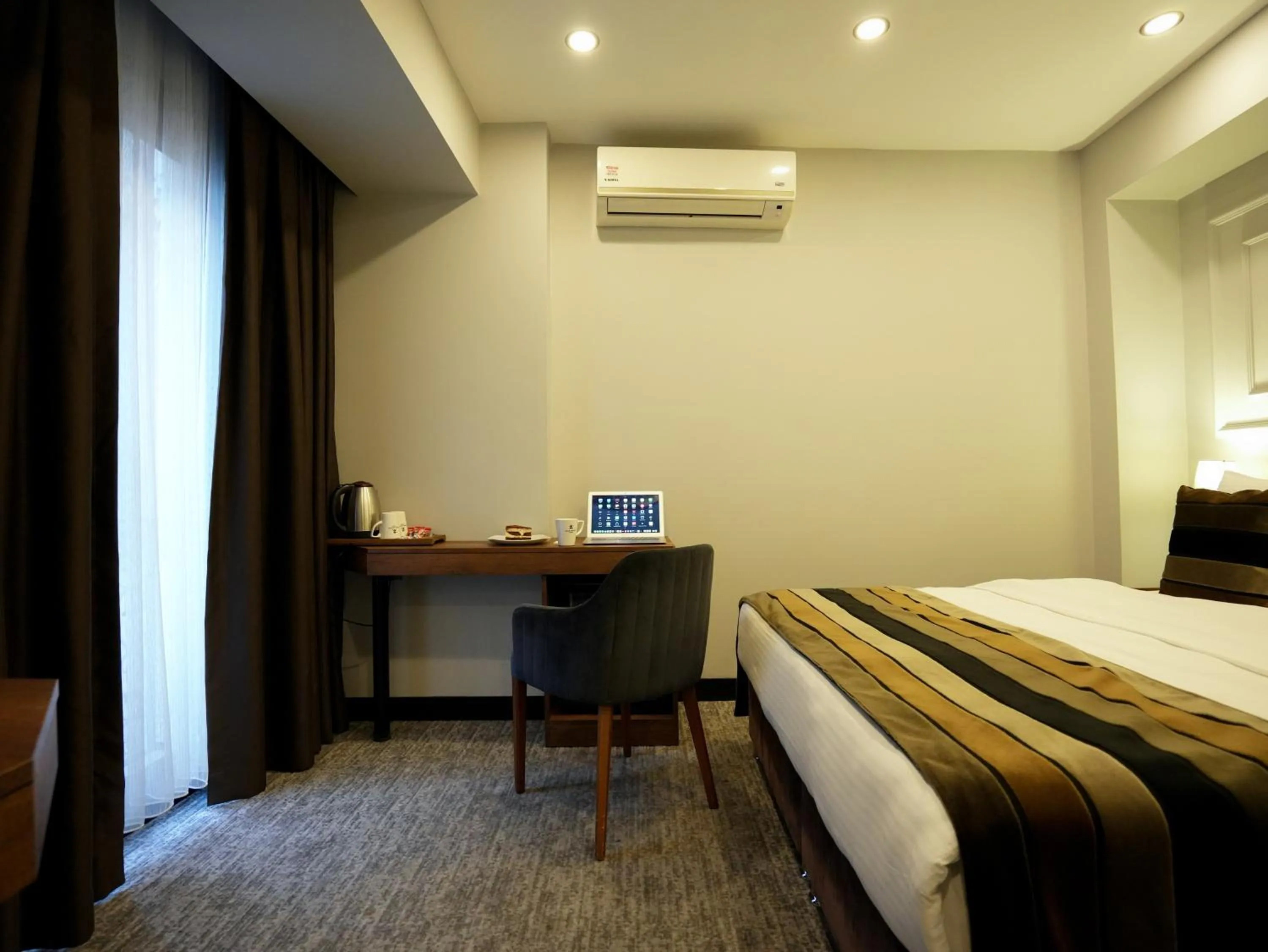 room service, Bed in Zalel Hotels Laleli