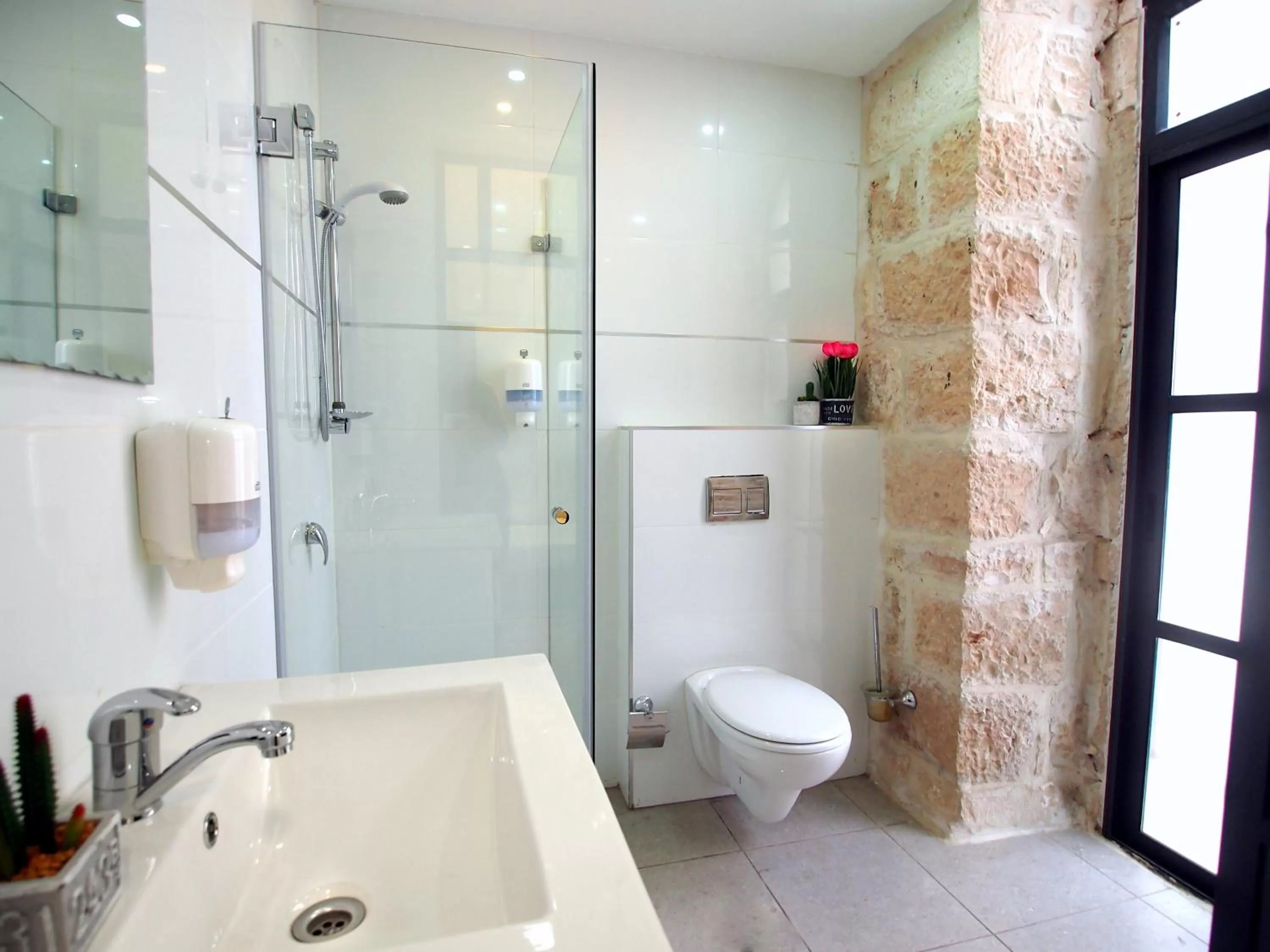 Bathroom in New Imperial Hotel