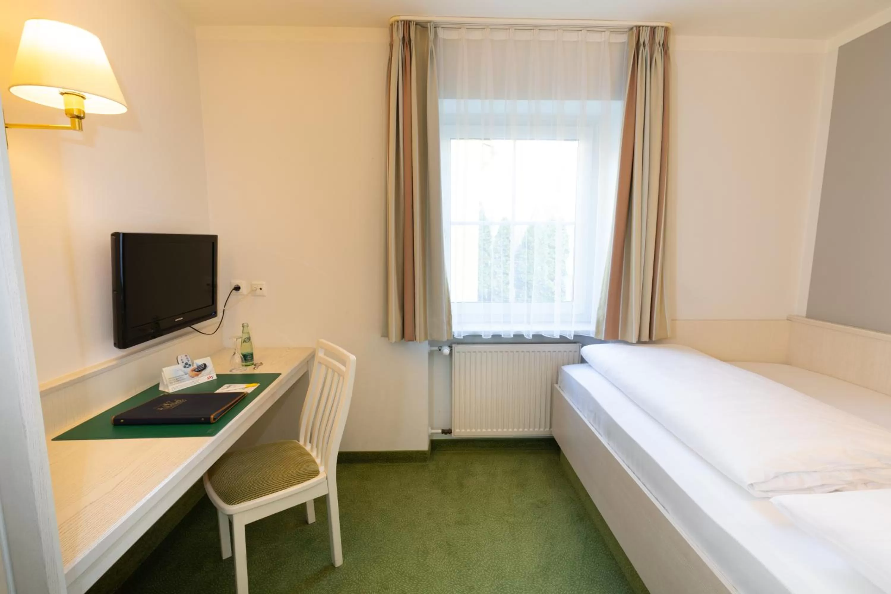 Photo of the whole room, Bed in Landhotel Restaurant Huberhof Allershausen