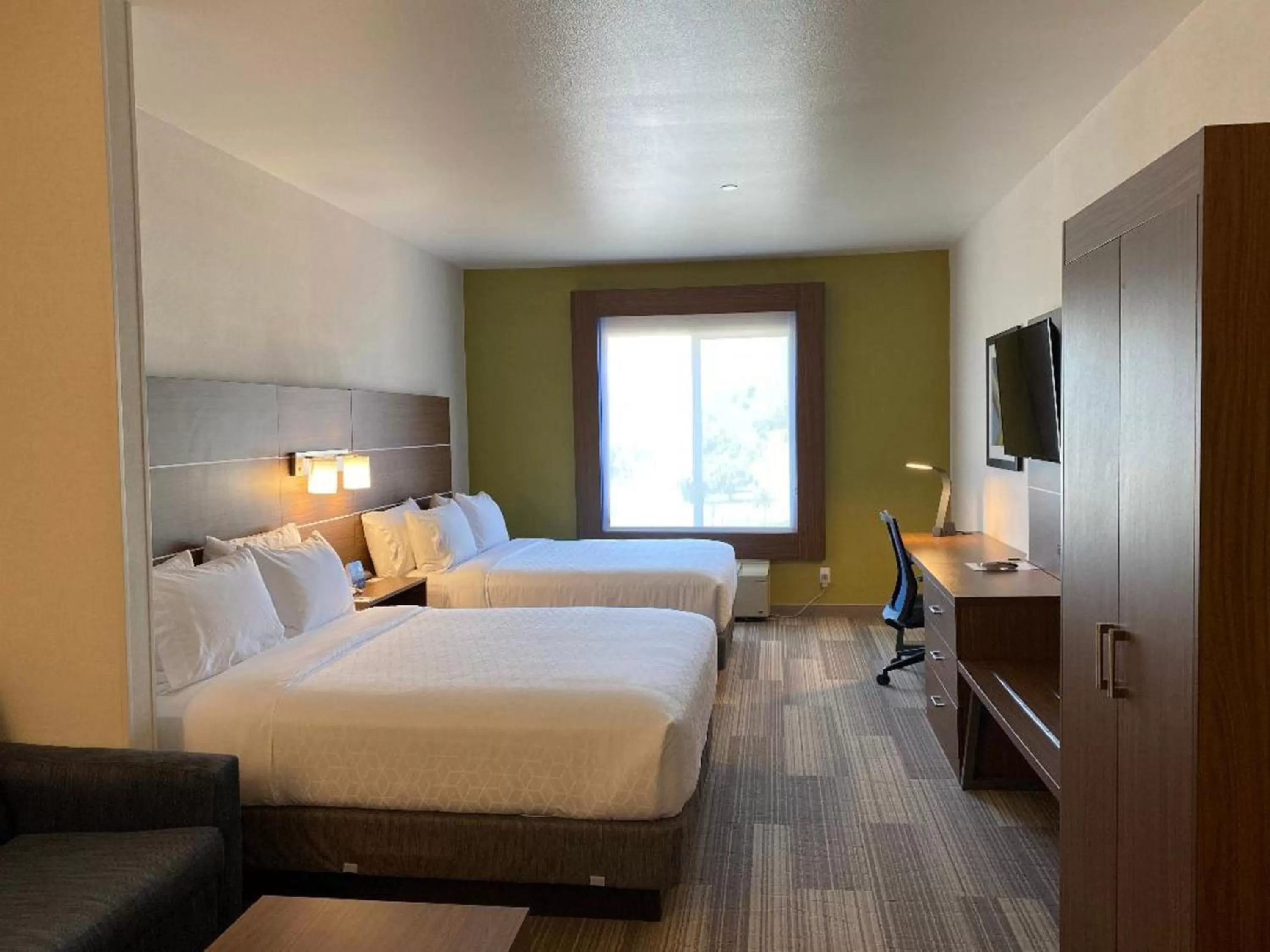 Bedroom, Bed in Holiday Inn Express & Suites Beaumont - Oak Valley by IHG