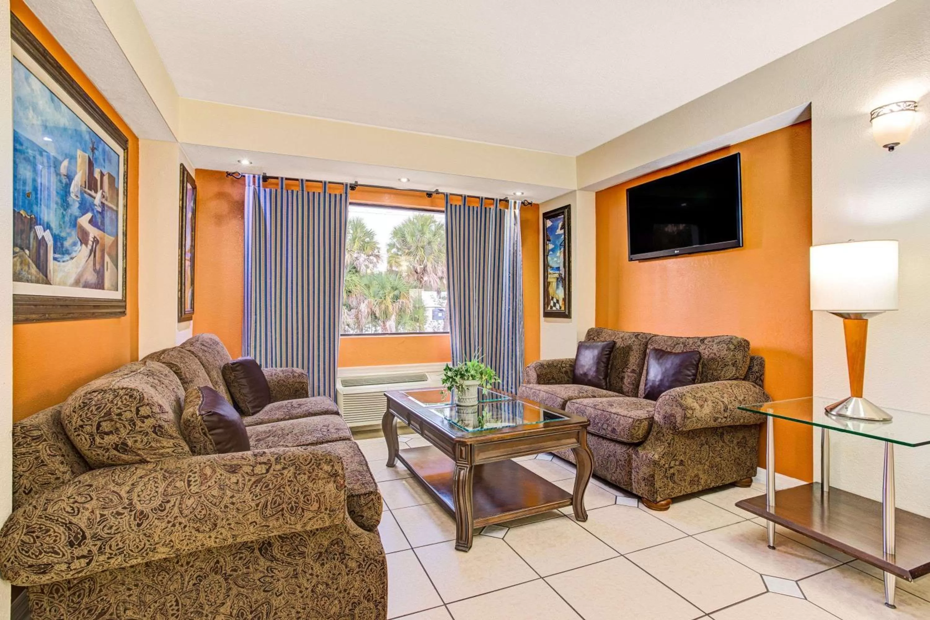 Lobby or reception in Days Inn & Suites by Wyndham Tampa - Ybor City