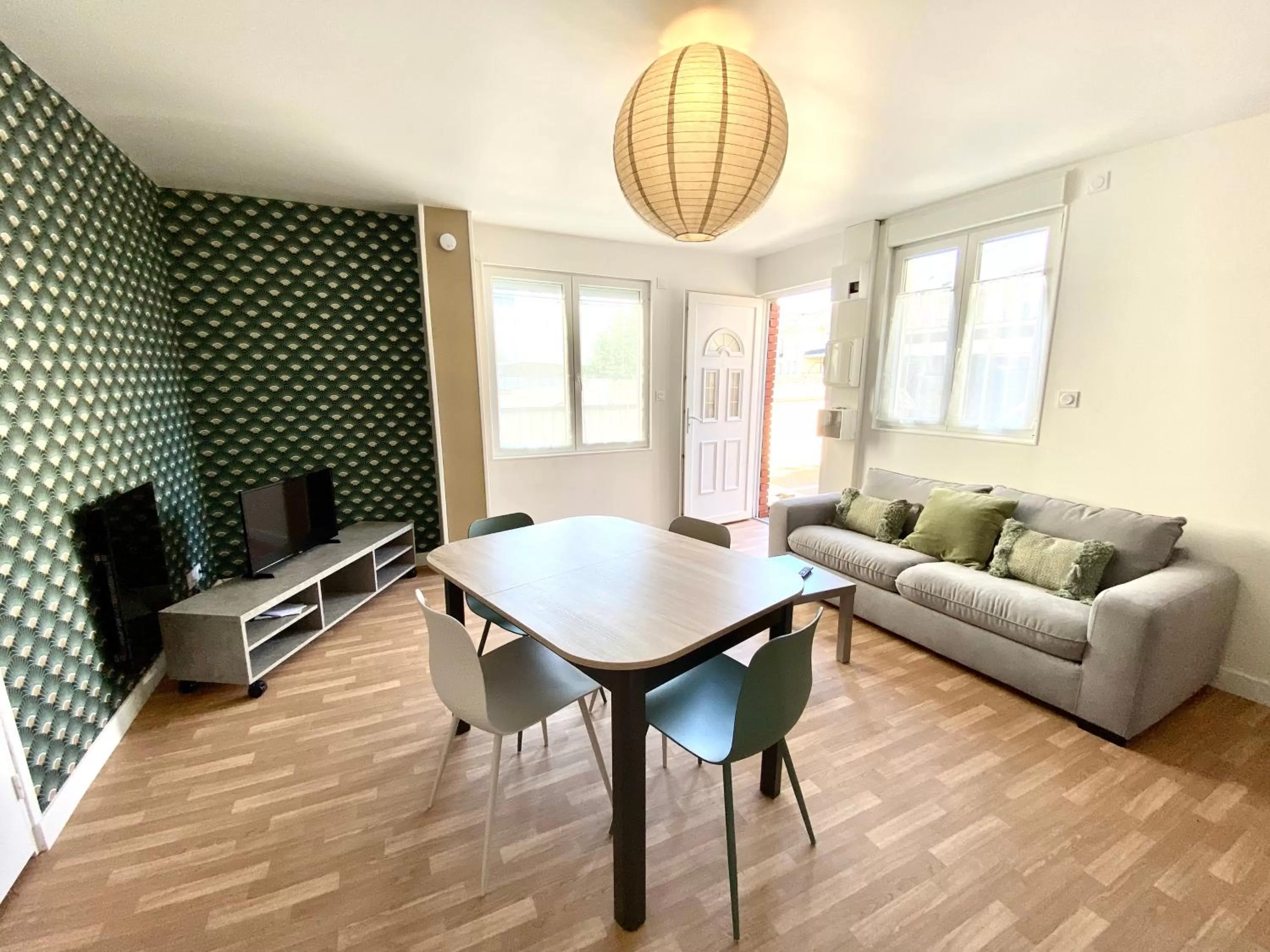 Communal lounge/ TV room in Bienvenue chez vous, Déplacement Pro