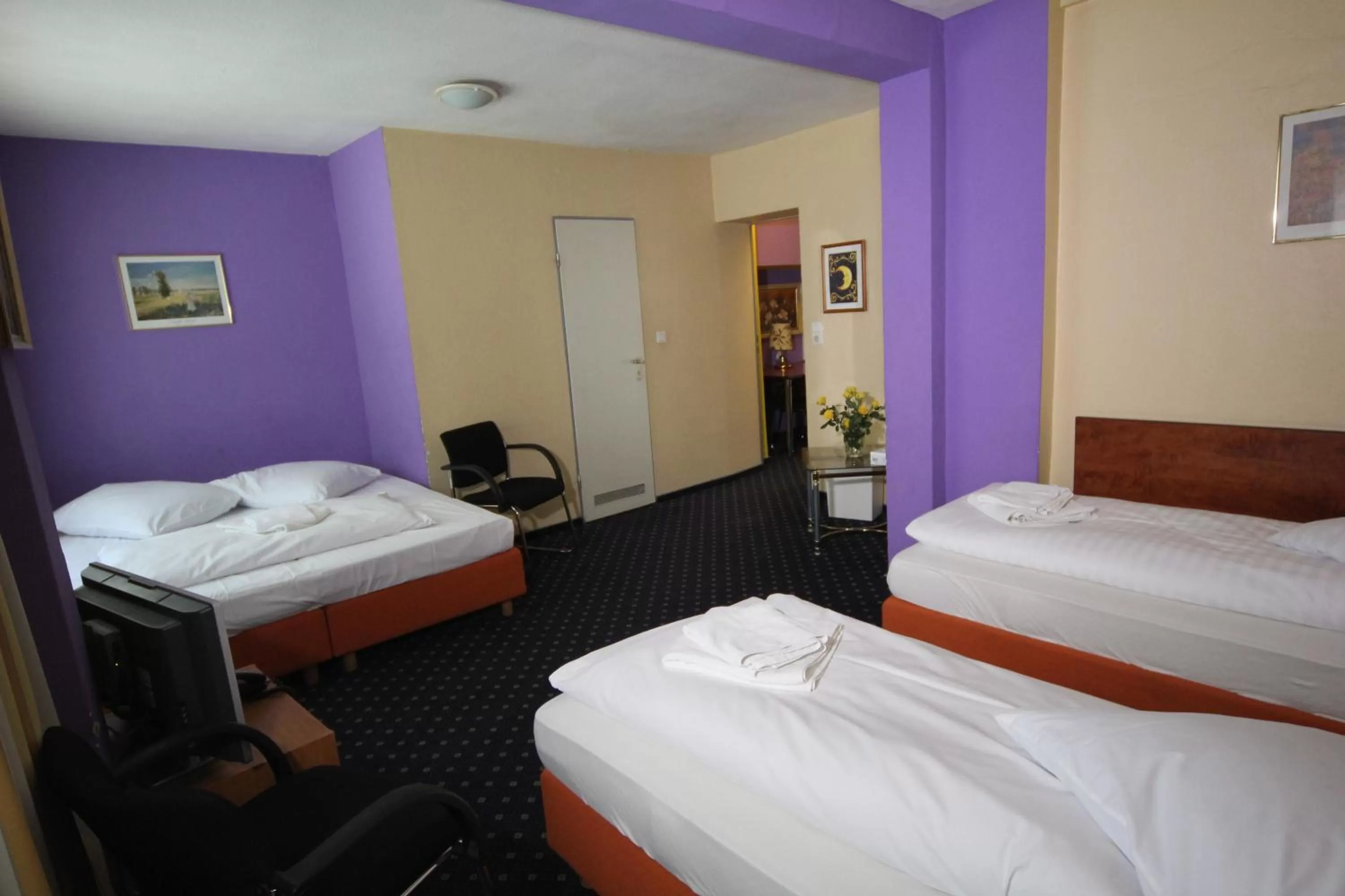 Photo of the whole room, Bed in Carlton Hotel