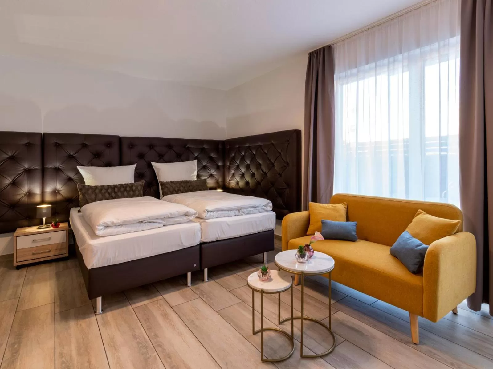 Bed in GLEUEL INN - digital hotel & serviced apartments & boardinghouse mit voll ausgestatteten Küchen