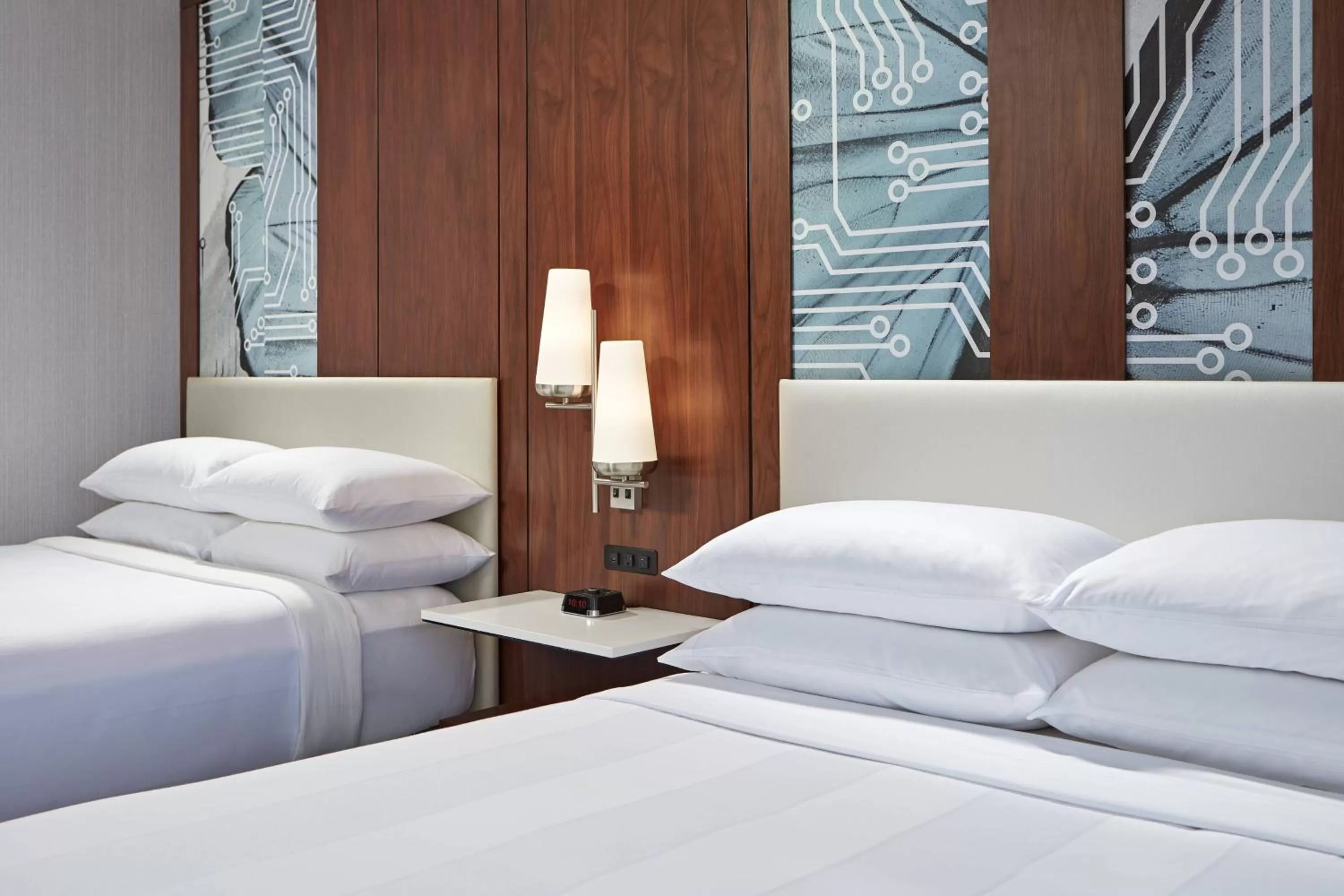 Photo of the whole room, Bed in San Mateo Marriott San Francisco Airport