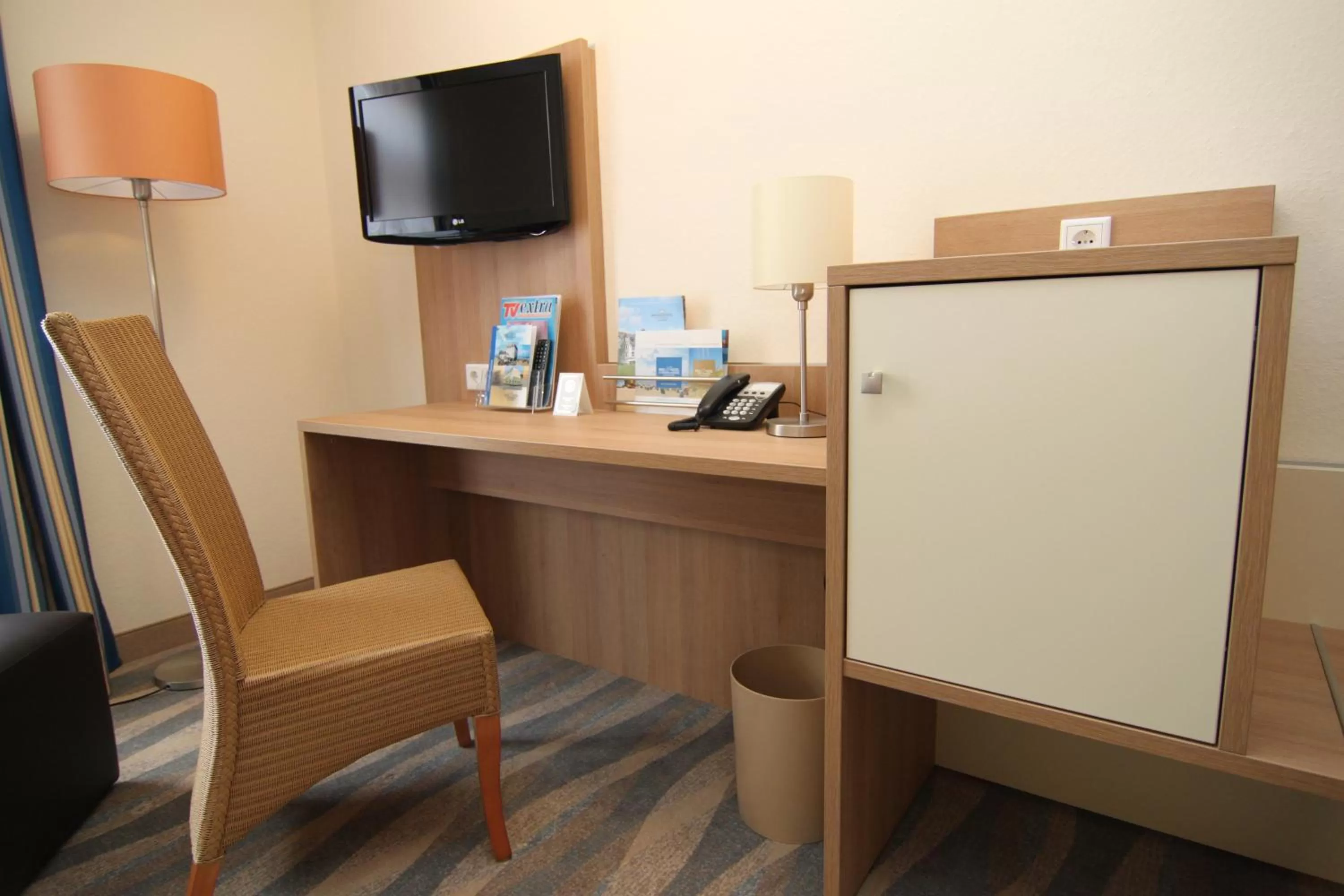 Photo of the whole room, TV/Entertainment Center in Inselhotel Bruns