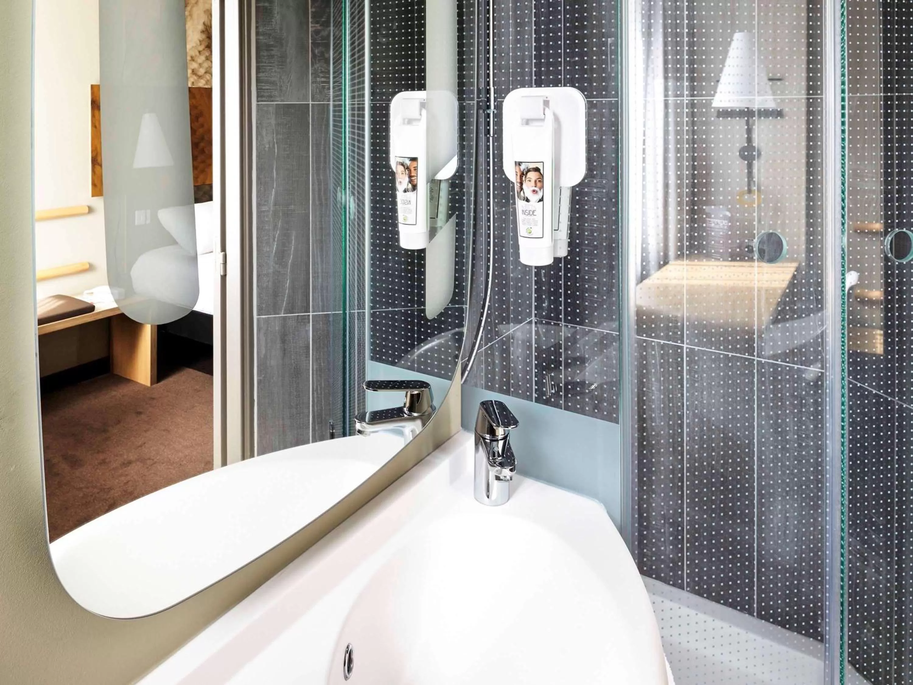 Photo of the whole room in ibis Marne La Vallee Champs-sur-Marne