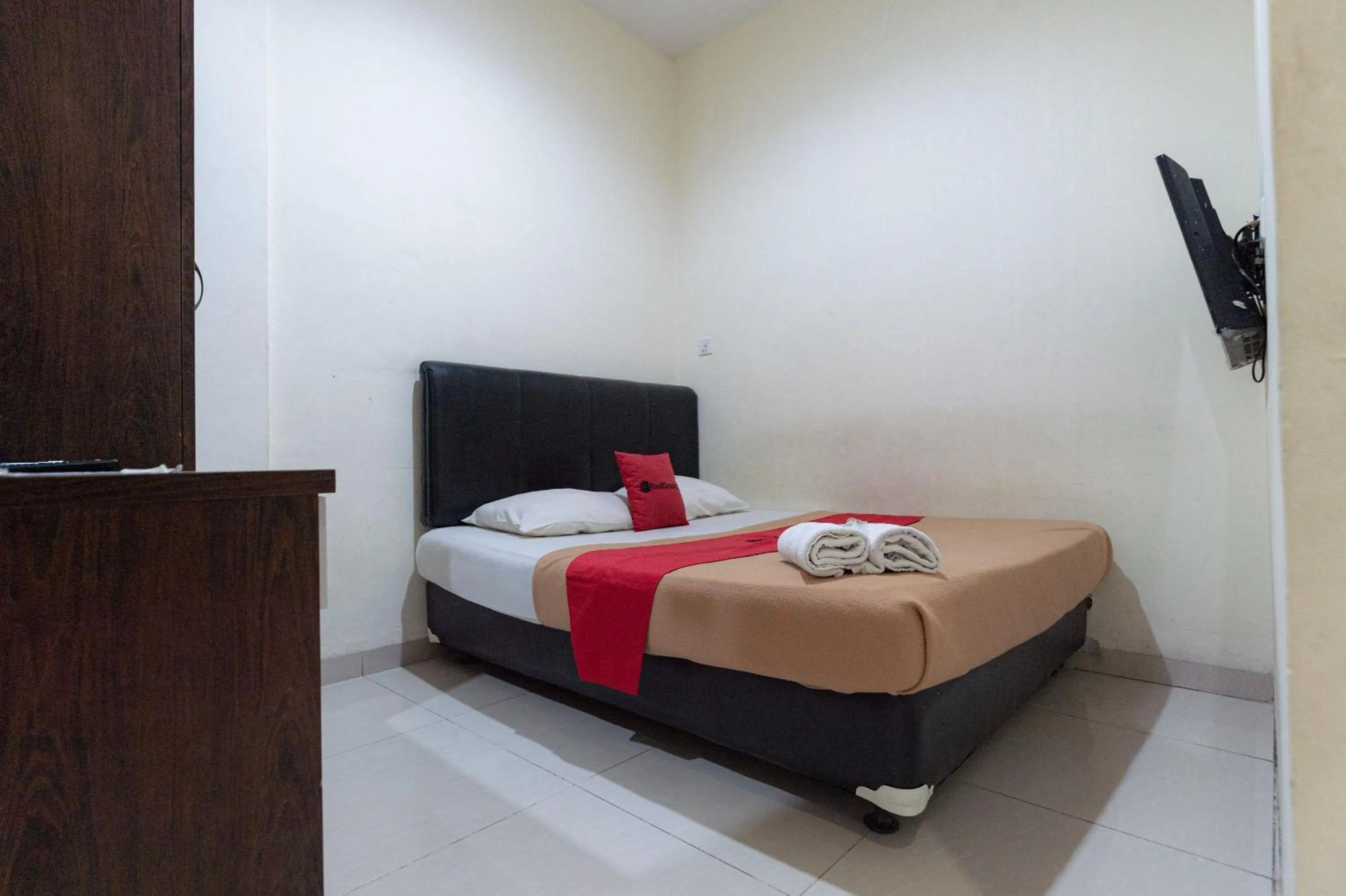 Bedroom, Bed in RedDoorz at Nagoya Indah Batam