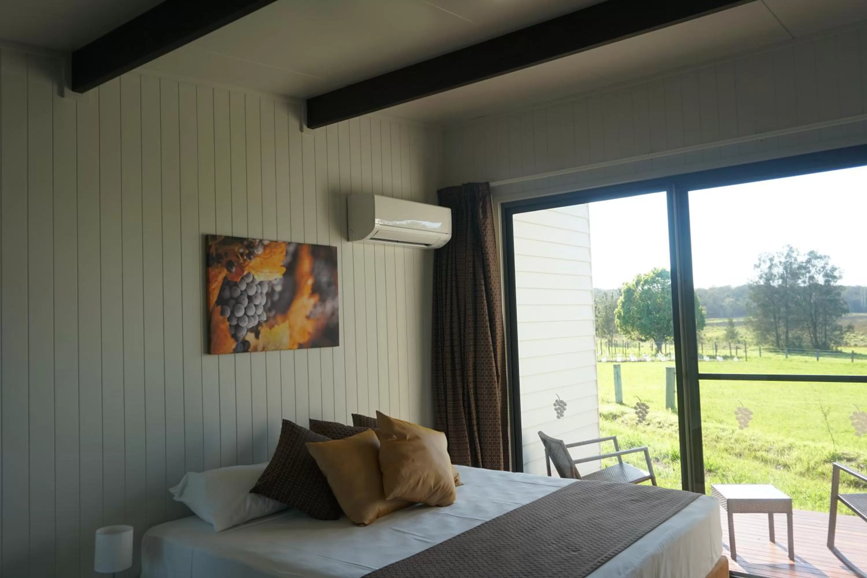 Bed in Narangba Motel (formerly Brisbane North B&B and Winery)