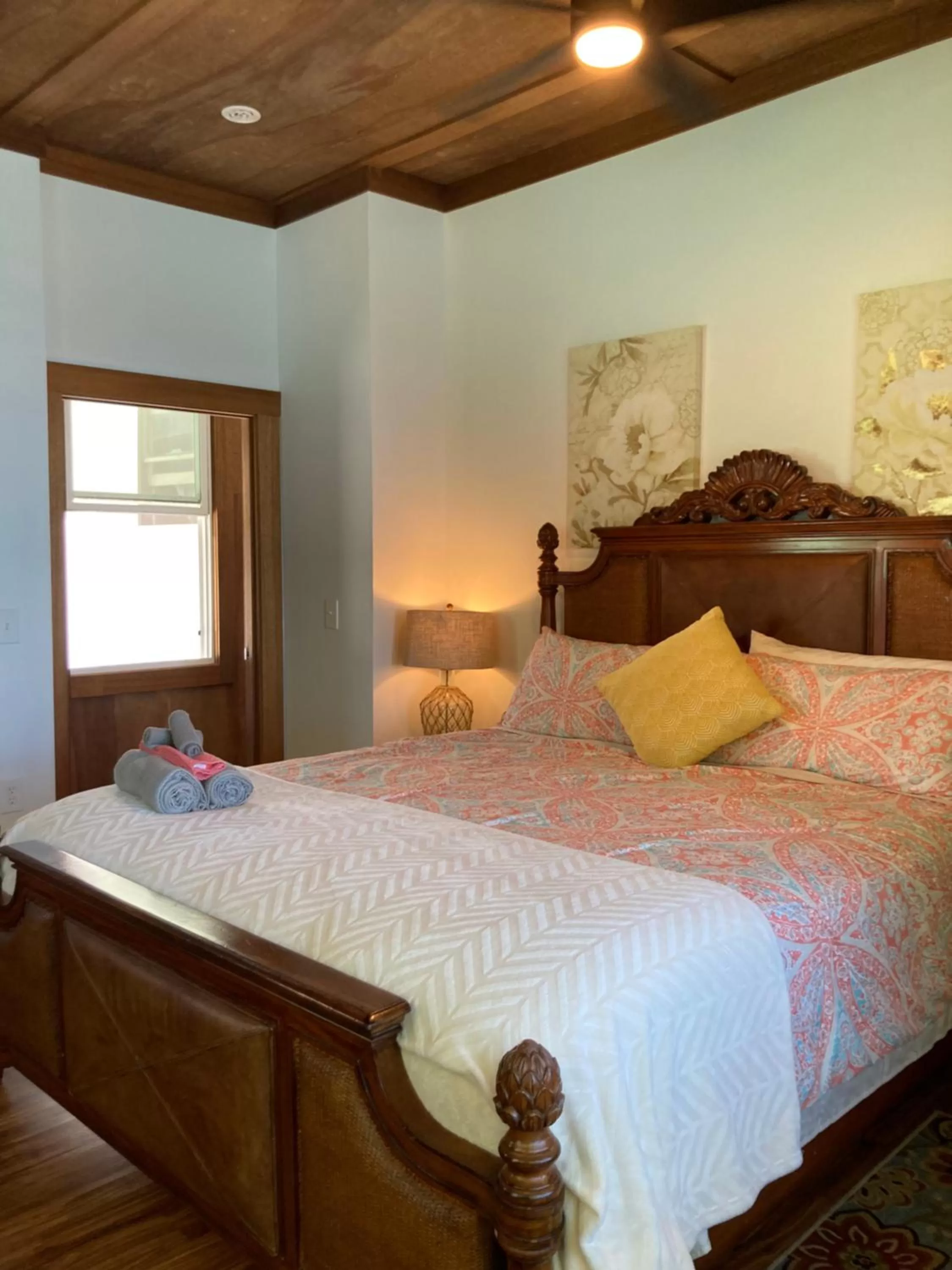 Bed in Hilo Bay Oceanfront Bed and Breakfast