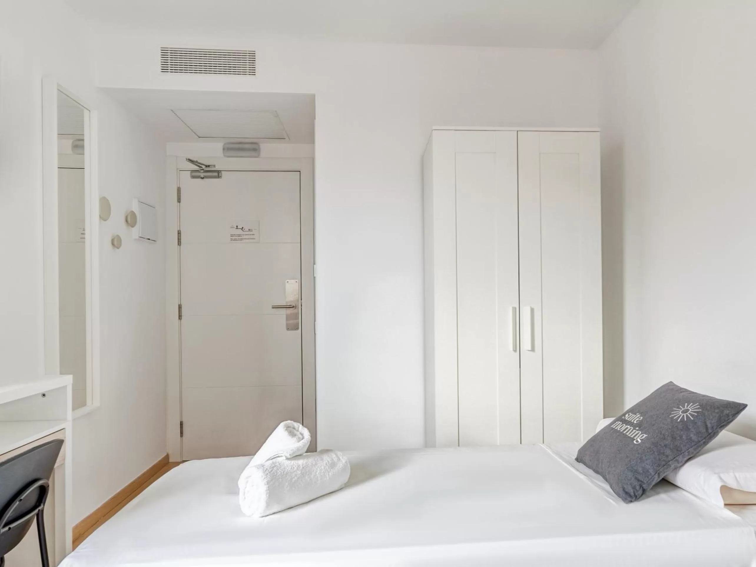 Bed in Limehome Barcelona Carrer de Fontcoberta - Digital Access