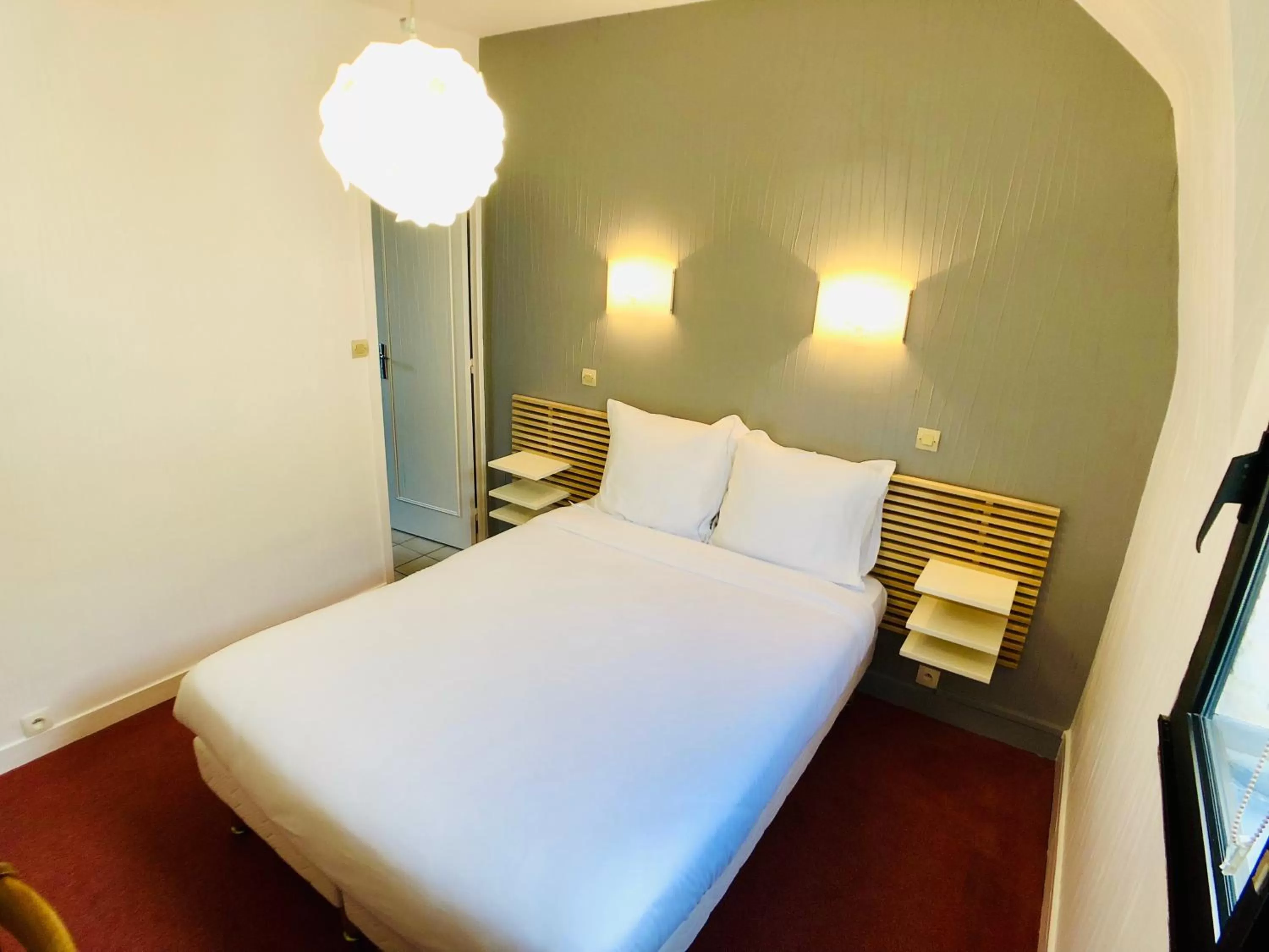 Bed in Cit'Hotel Le Volney