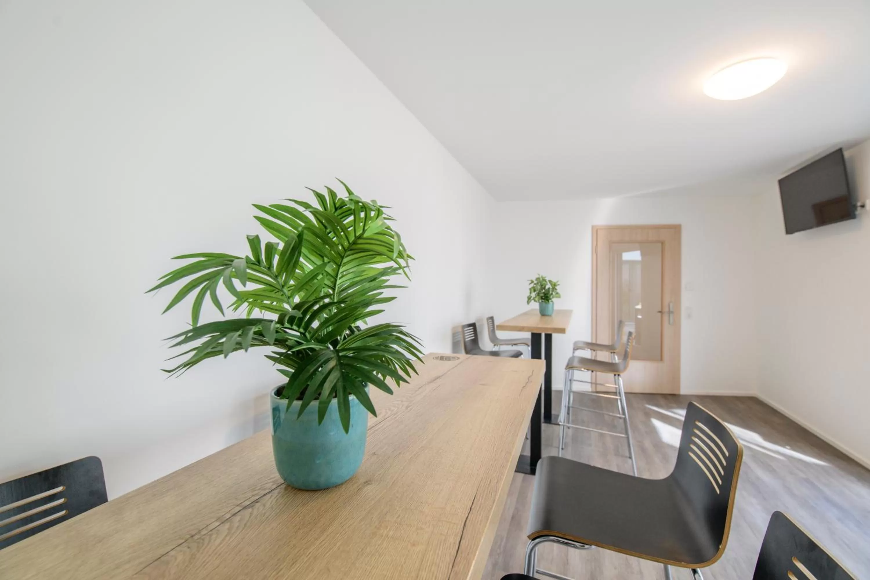 Communal lounge/ TV room in Smart & Stay Aparthotel Saarbrücken Süd - Self-Check-In - Free Parking