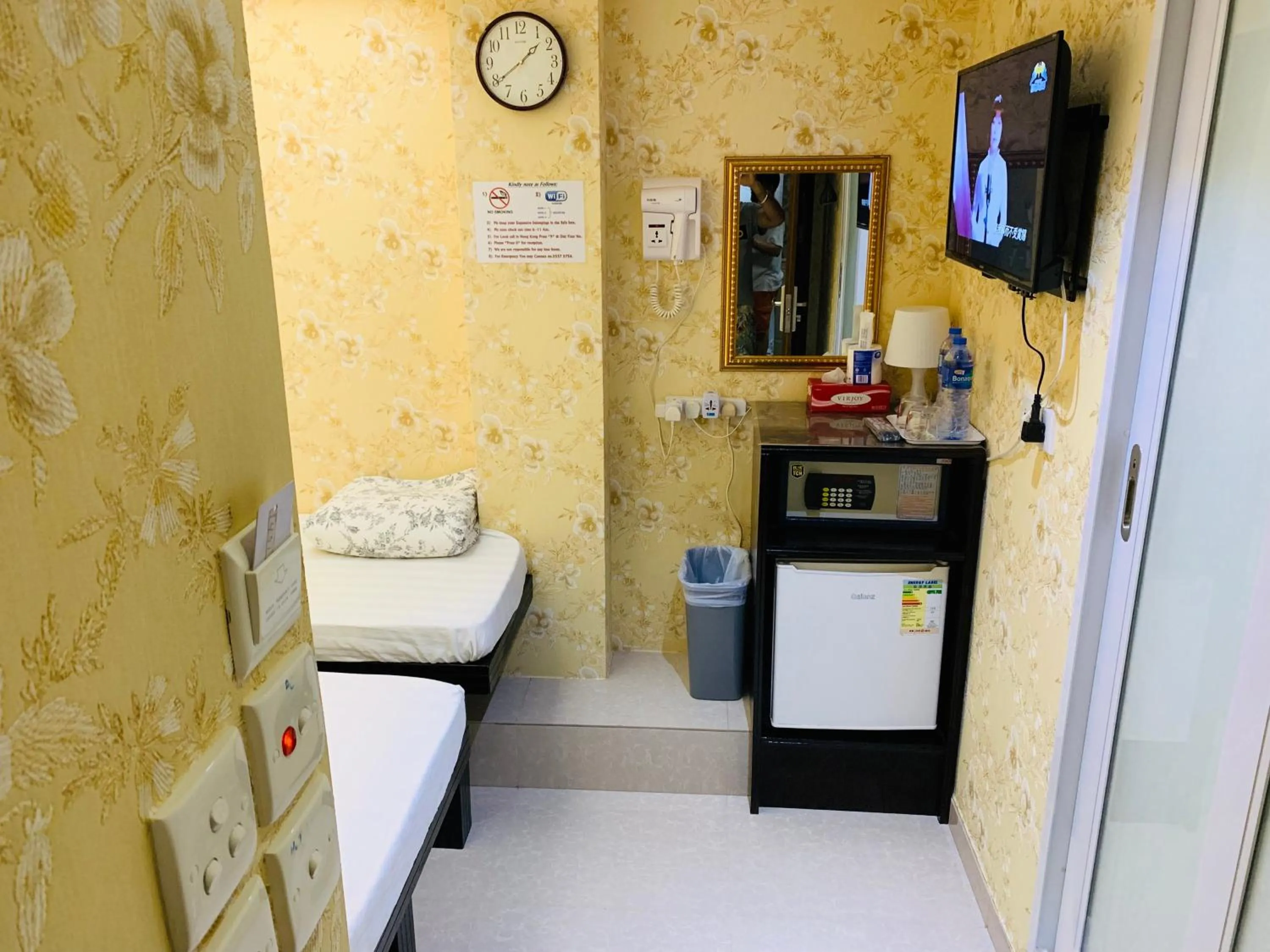 Photo of the whole room, Bed in Modern