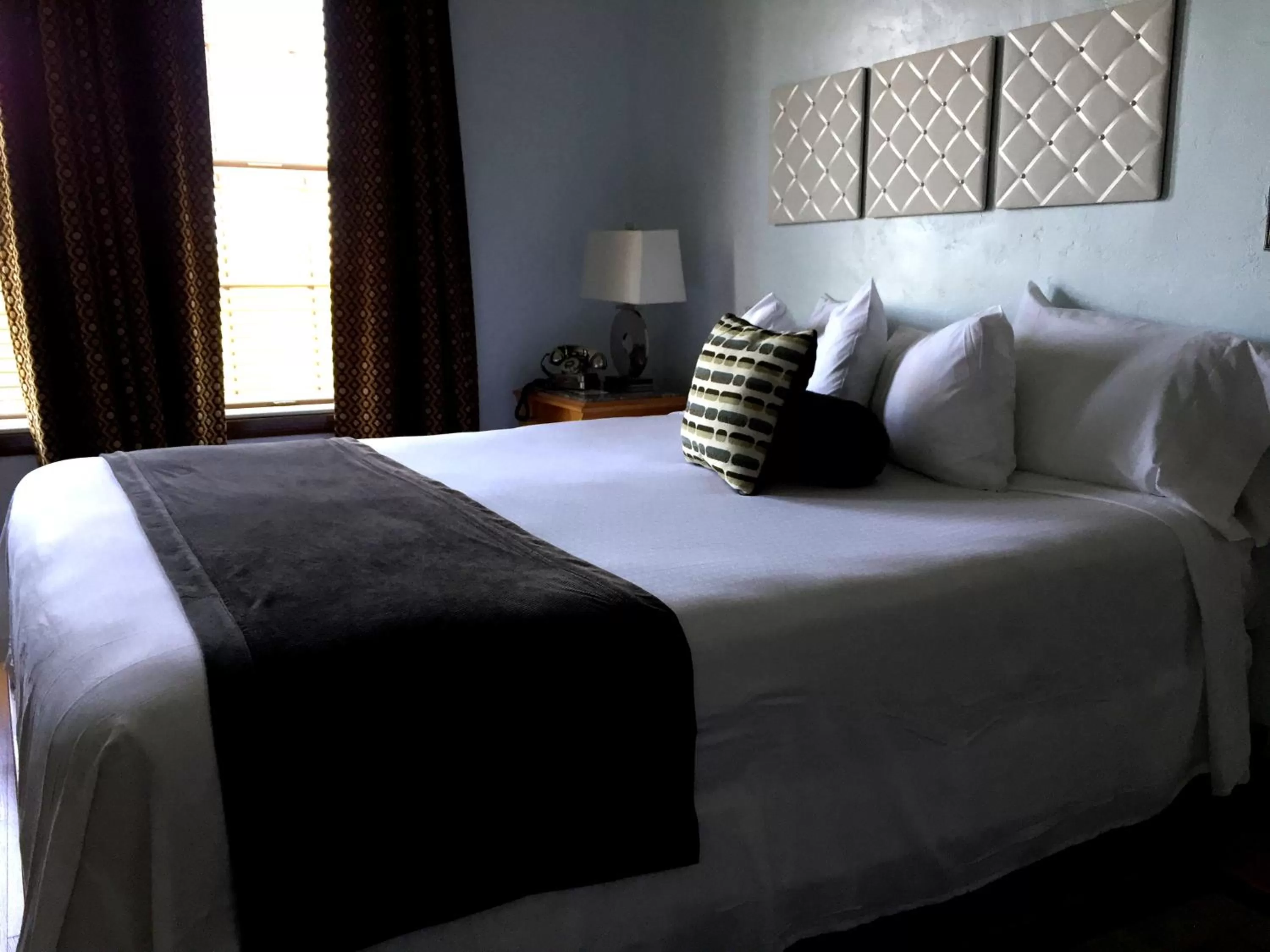 Bedroom, Bed in Boulder Dam Hotel