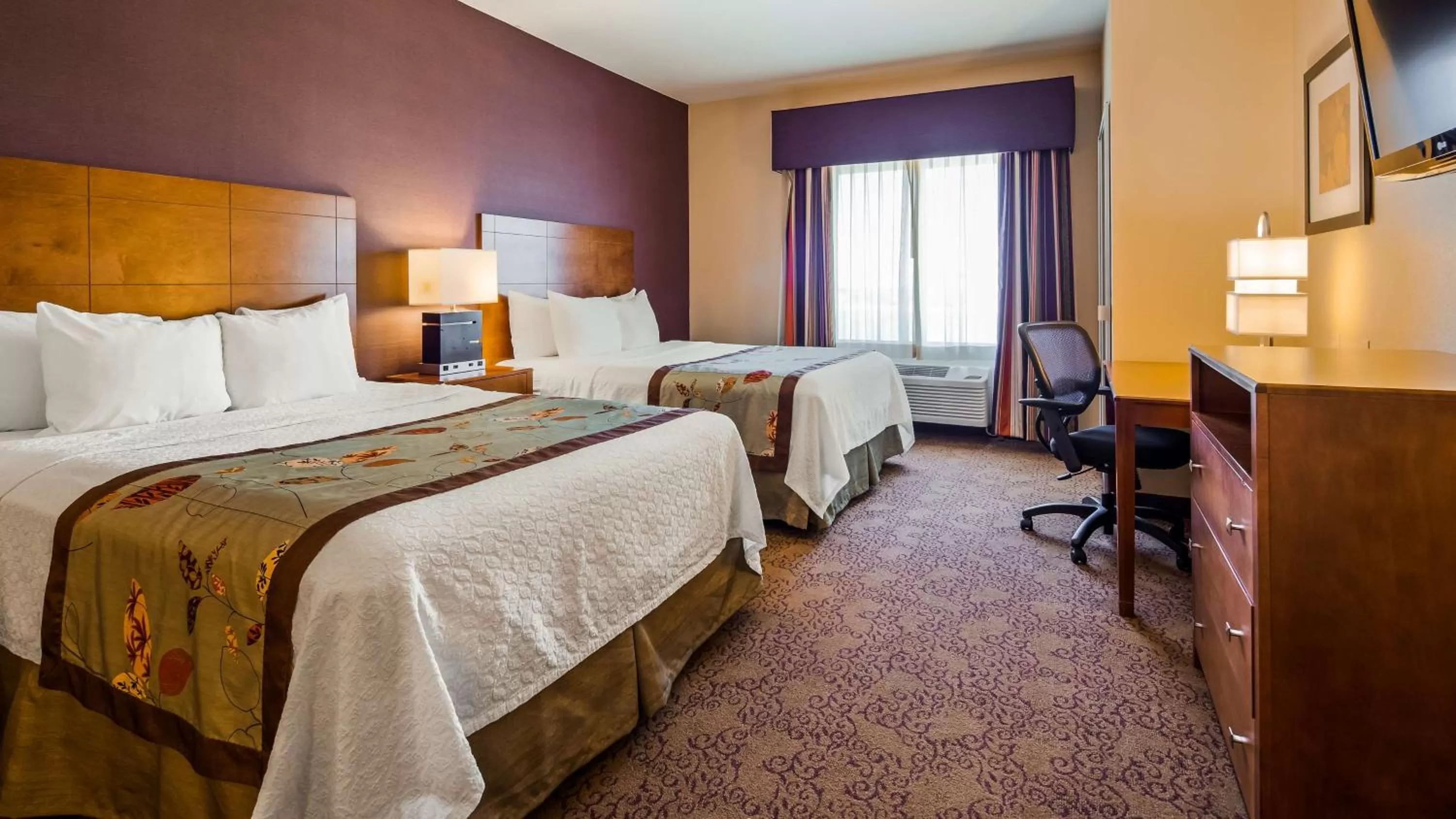 Photo of the whole room, Bed in Best Western Plus Carousel Inn & Suites Burlington