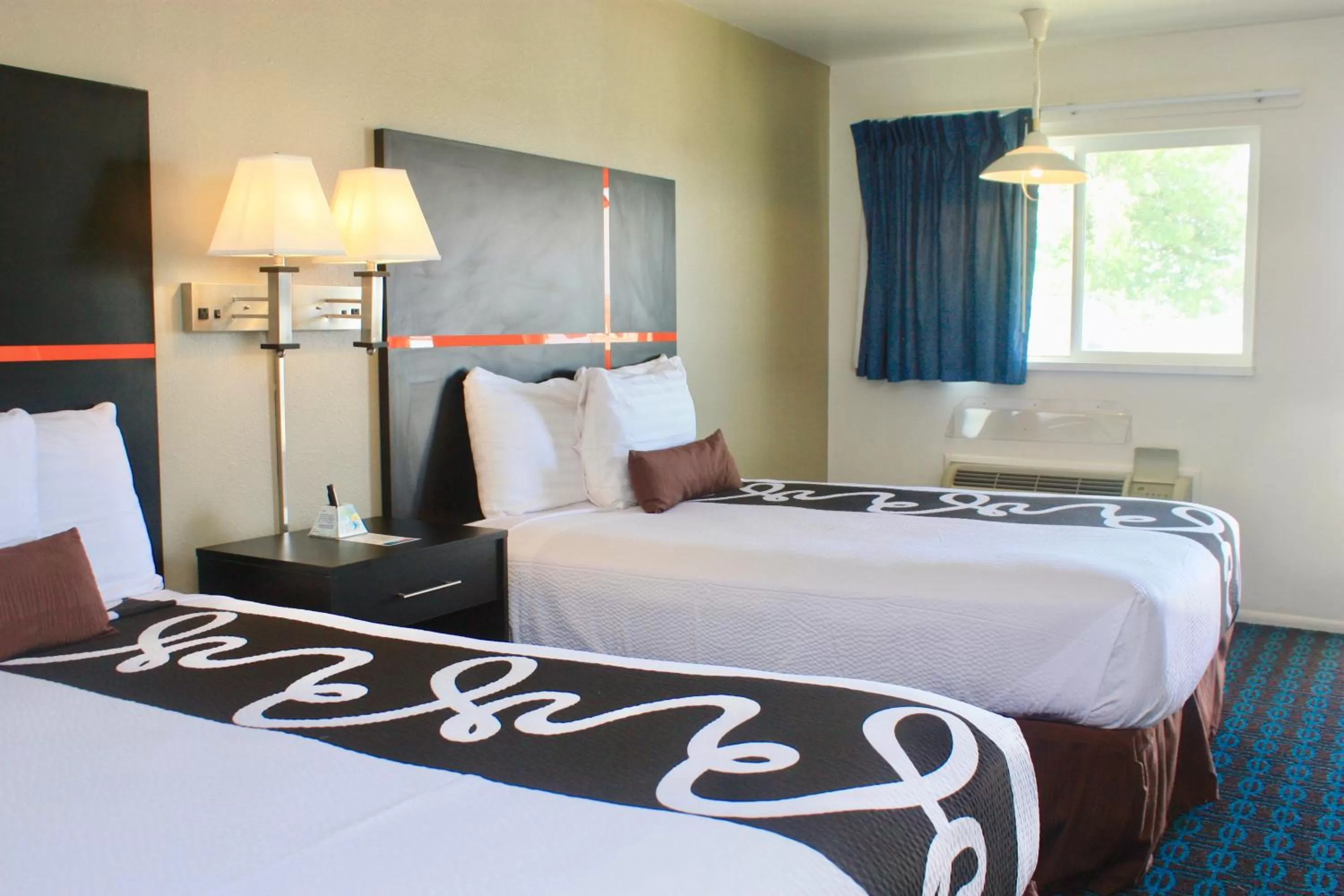 Bed in Chaparral Motor Inn