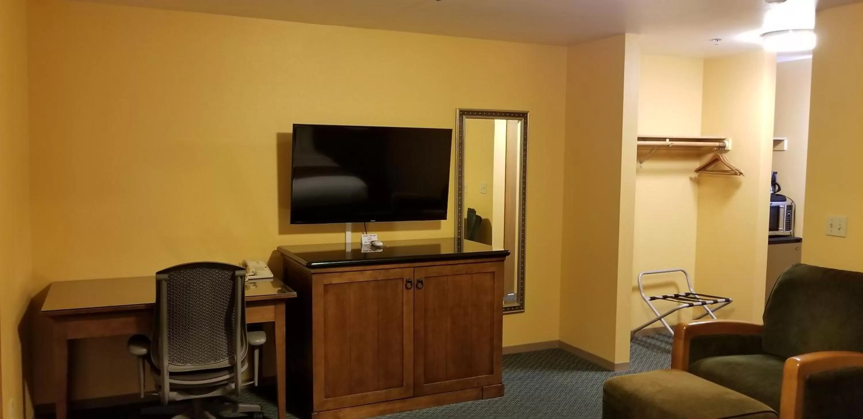 TV and multimedia in The Royal Victorian Motel