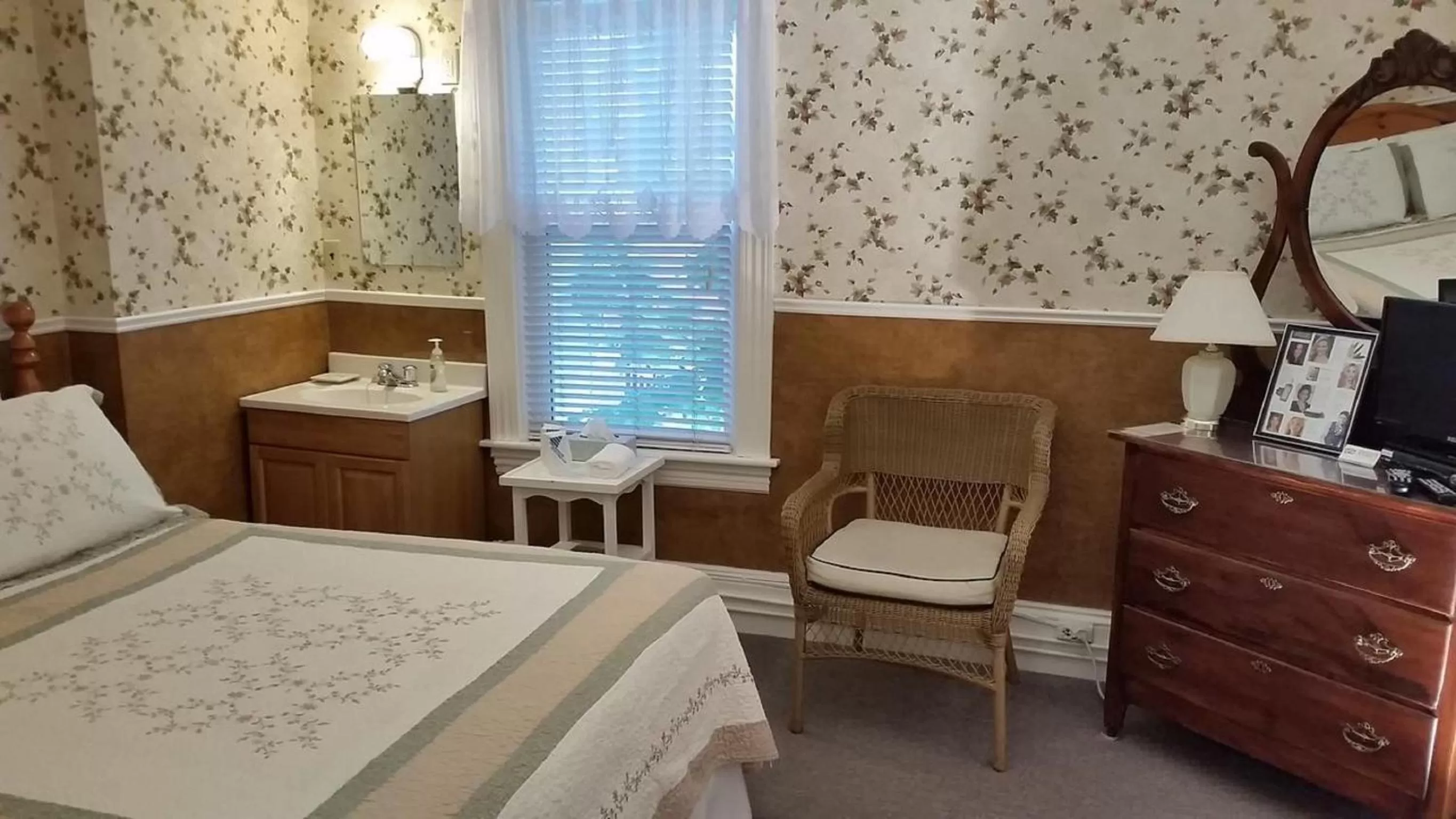 Bedroom, Bed in Bayside Inn