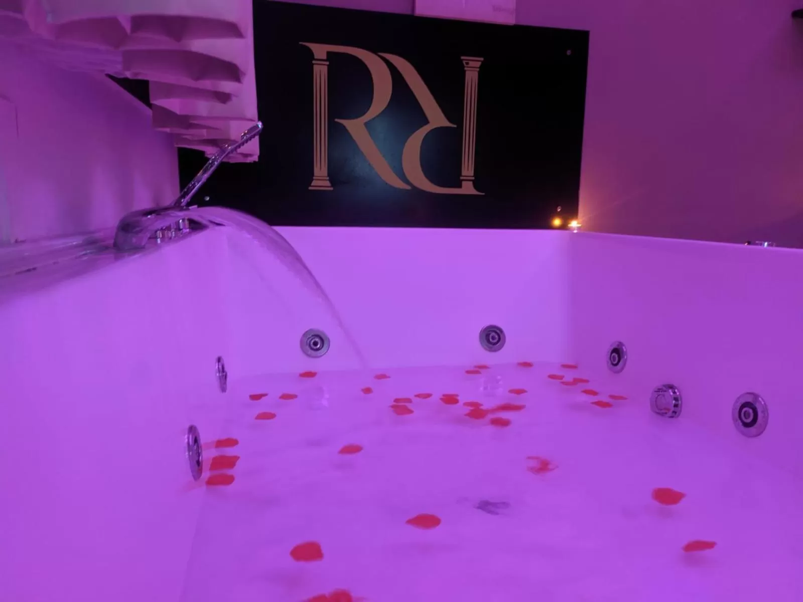 Hot Tub in Royalty Rooms & Spa