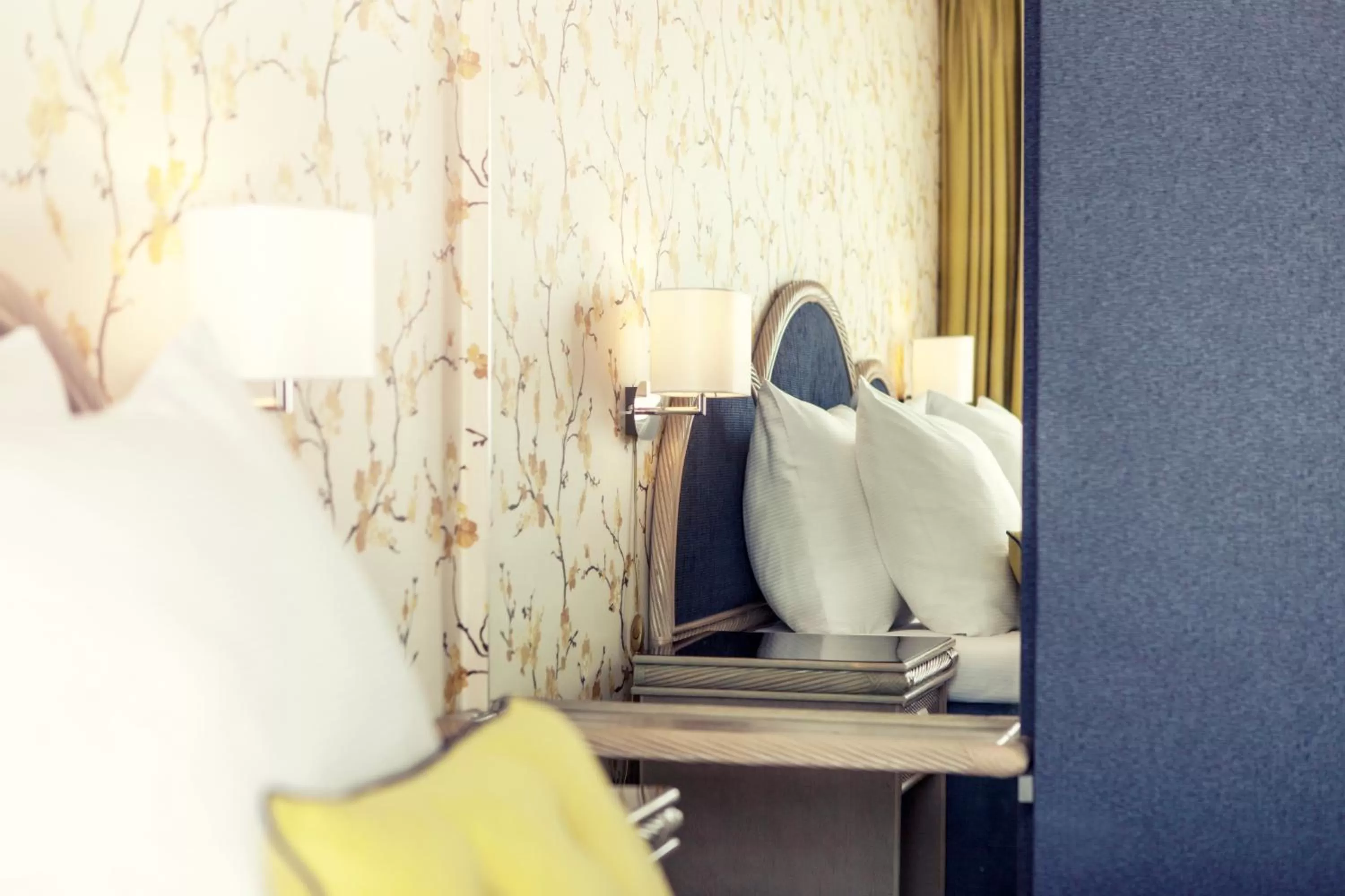 Bedroom, Bed in Carlton Oasis Hotel