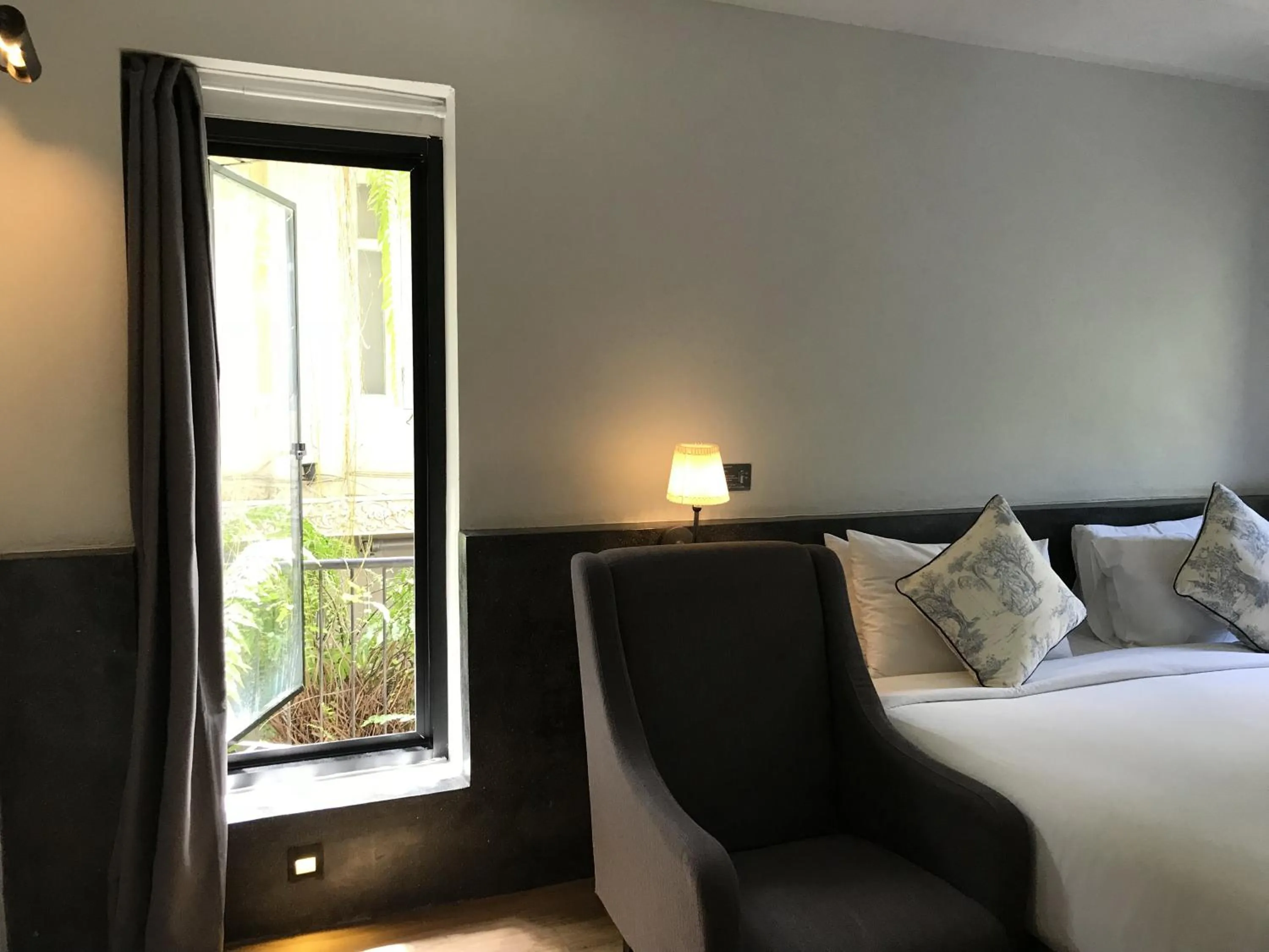 Seating area, Bed in Hotel Noir