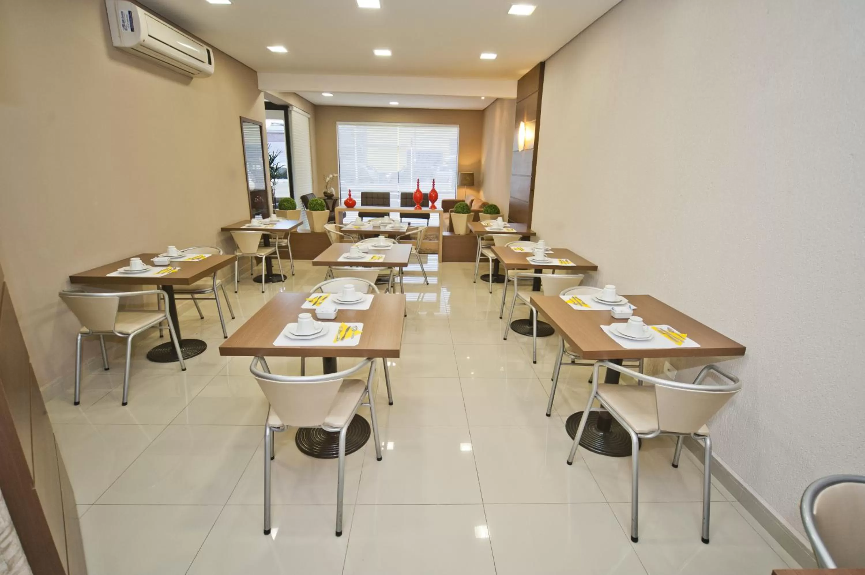 Restaurant/Places to Eat in Hotel Sol By MRHotelaria