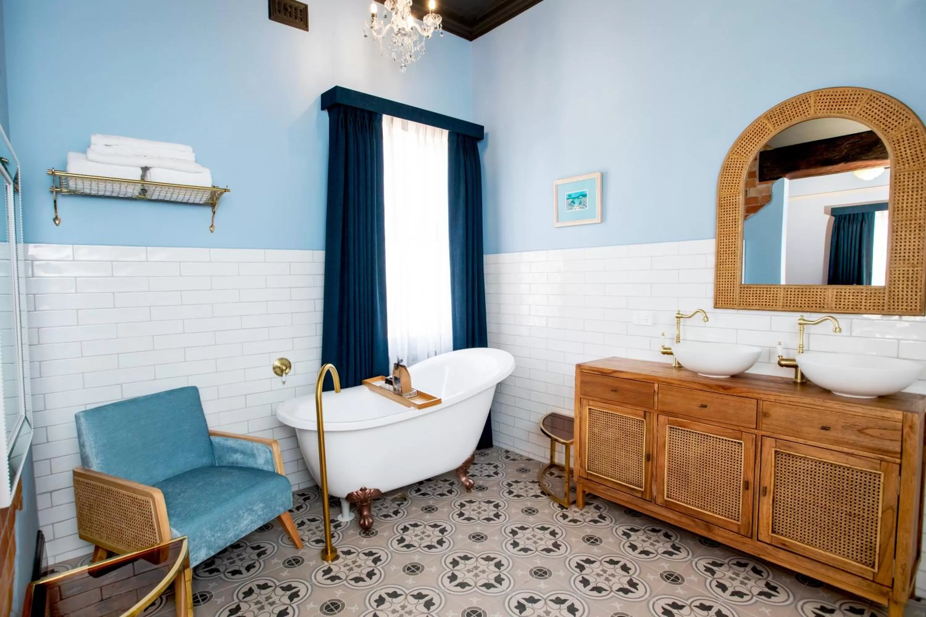 Bathroom, Bed in Hotel Australasia