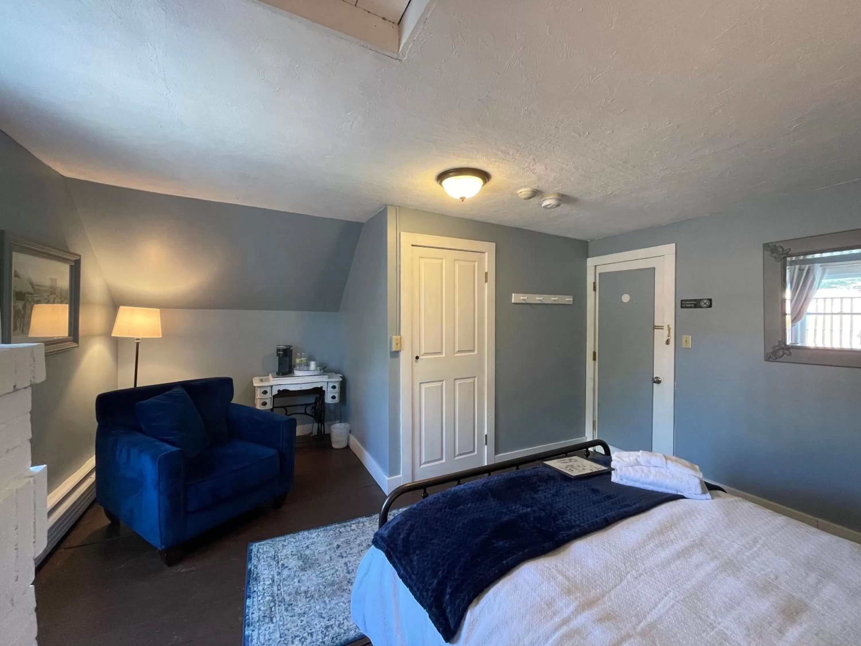 Seating area, Bed in Stone Hearth Inn and Eatery