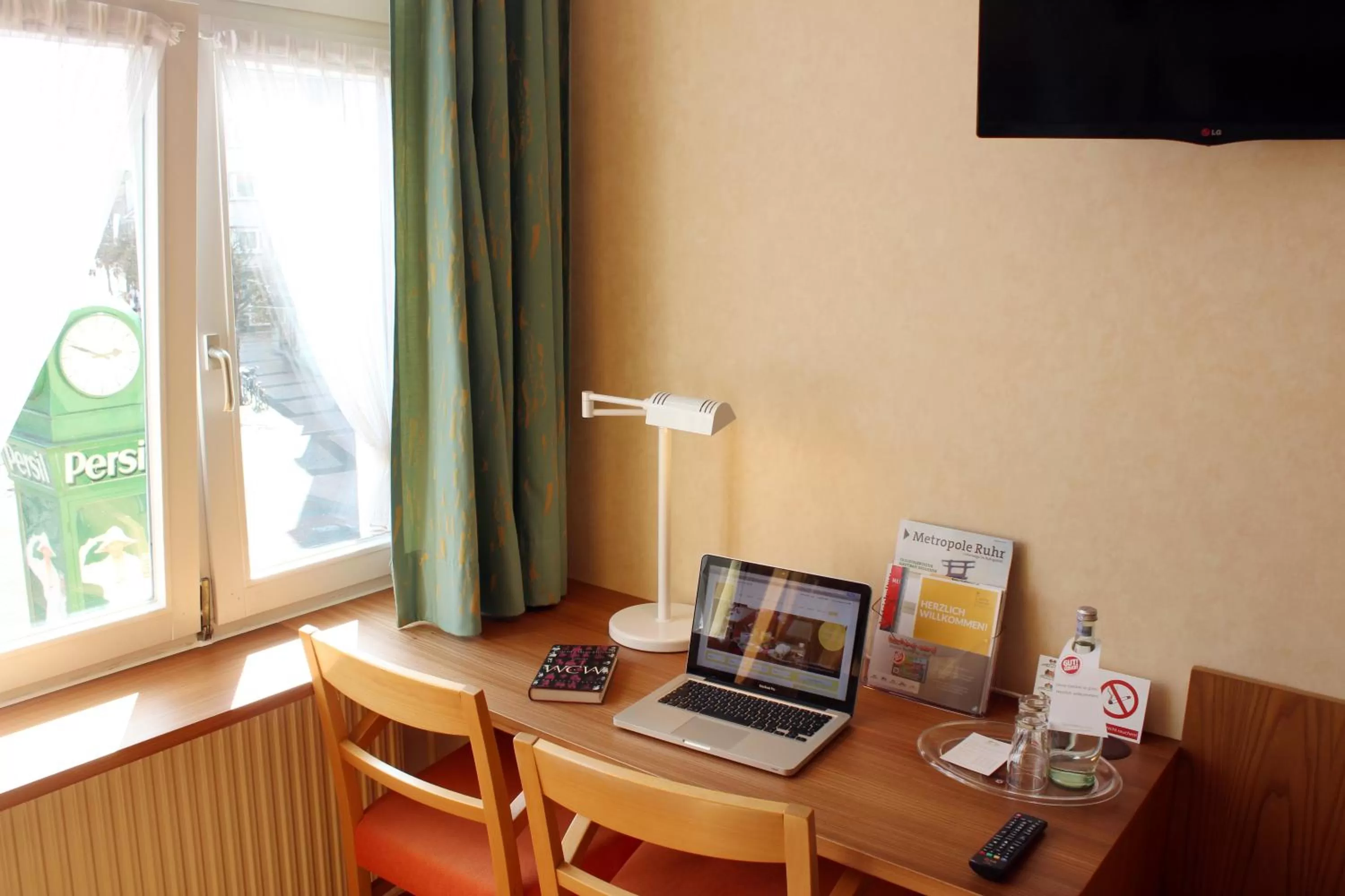 Business facilities, TV/Entertainment Center in An der Persiluhr Stadt-gut-Hotel