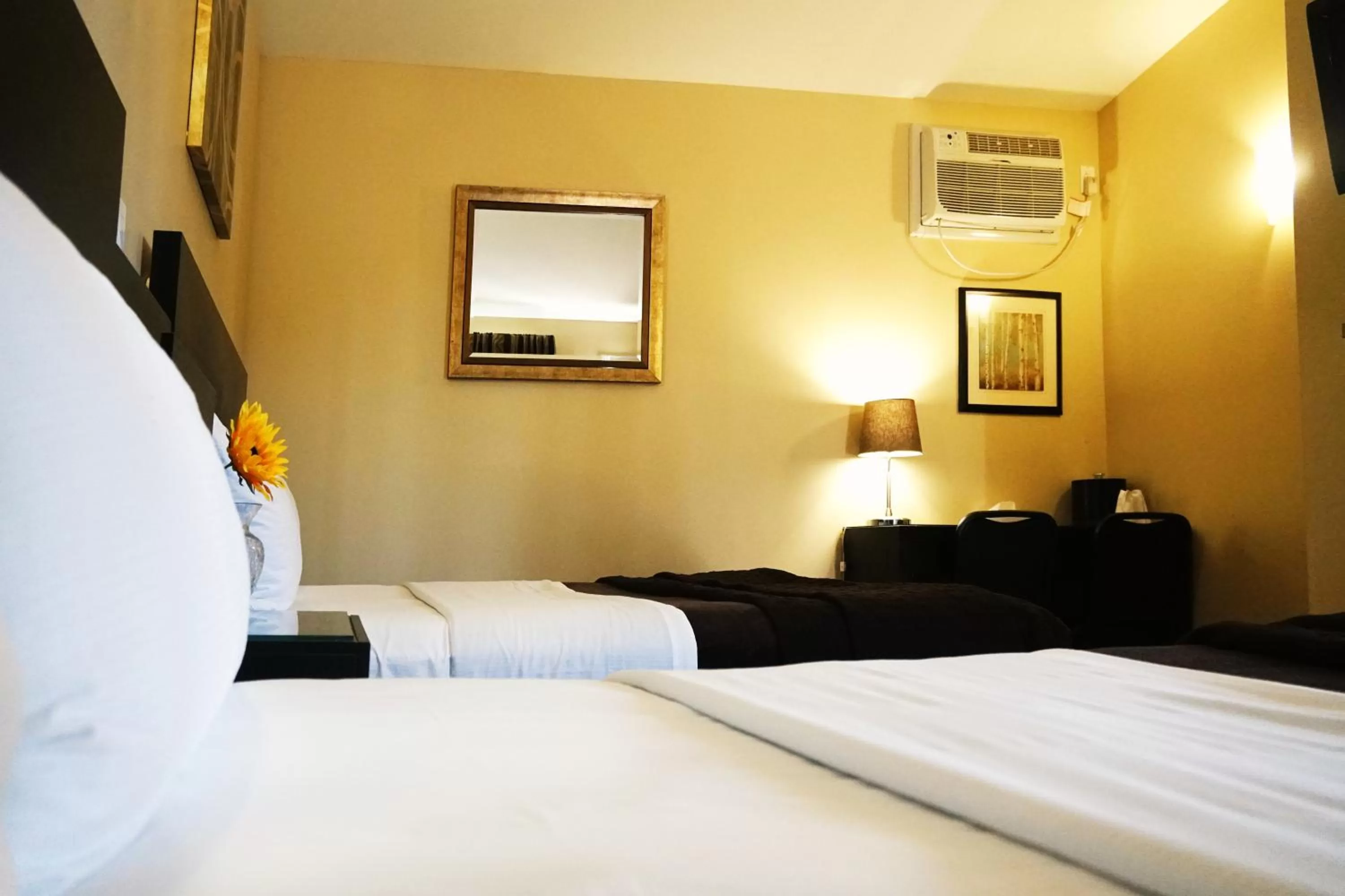 Photo of the whole room, Bed in Motel des Cèdres