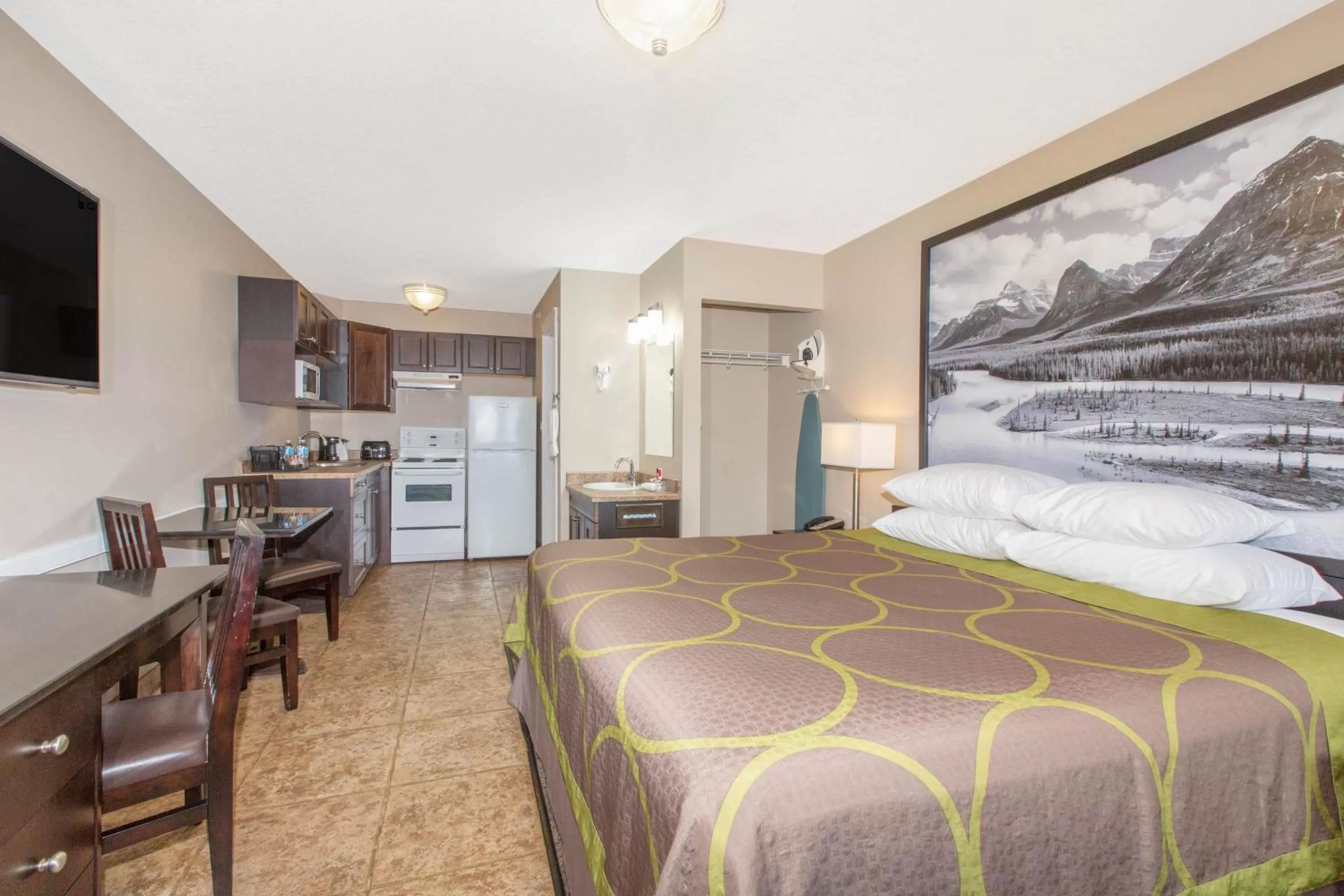 Bedroom, Bed in Super 8 by Wyndham Fort McMurray