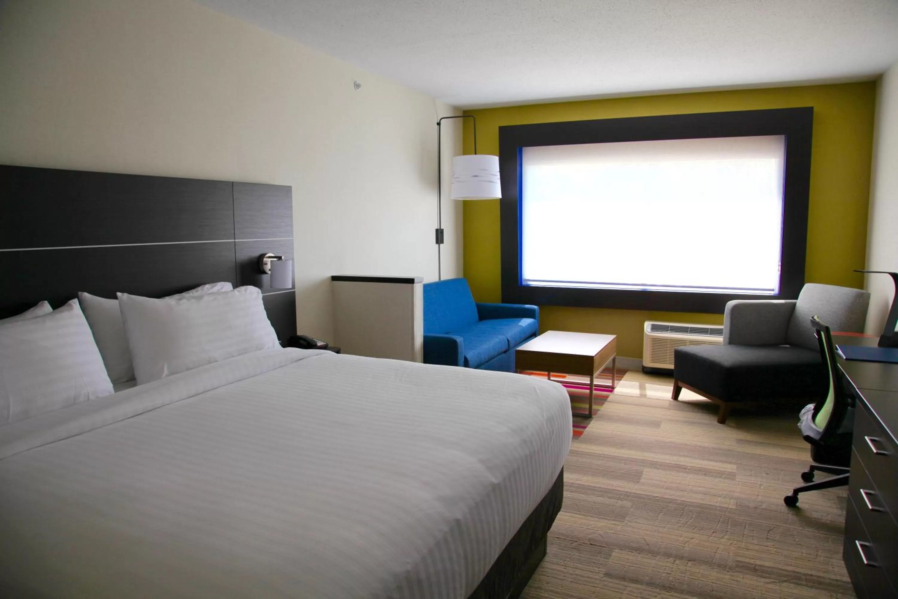 Photo of the whole room, Bed in Holiday Inn Express & Suites Oswego by IHG