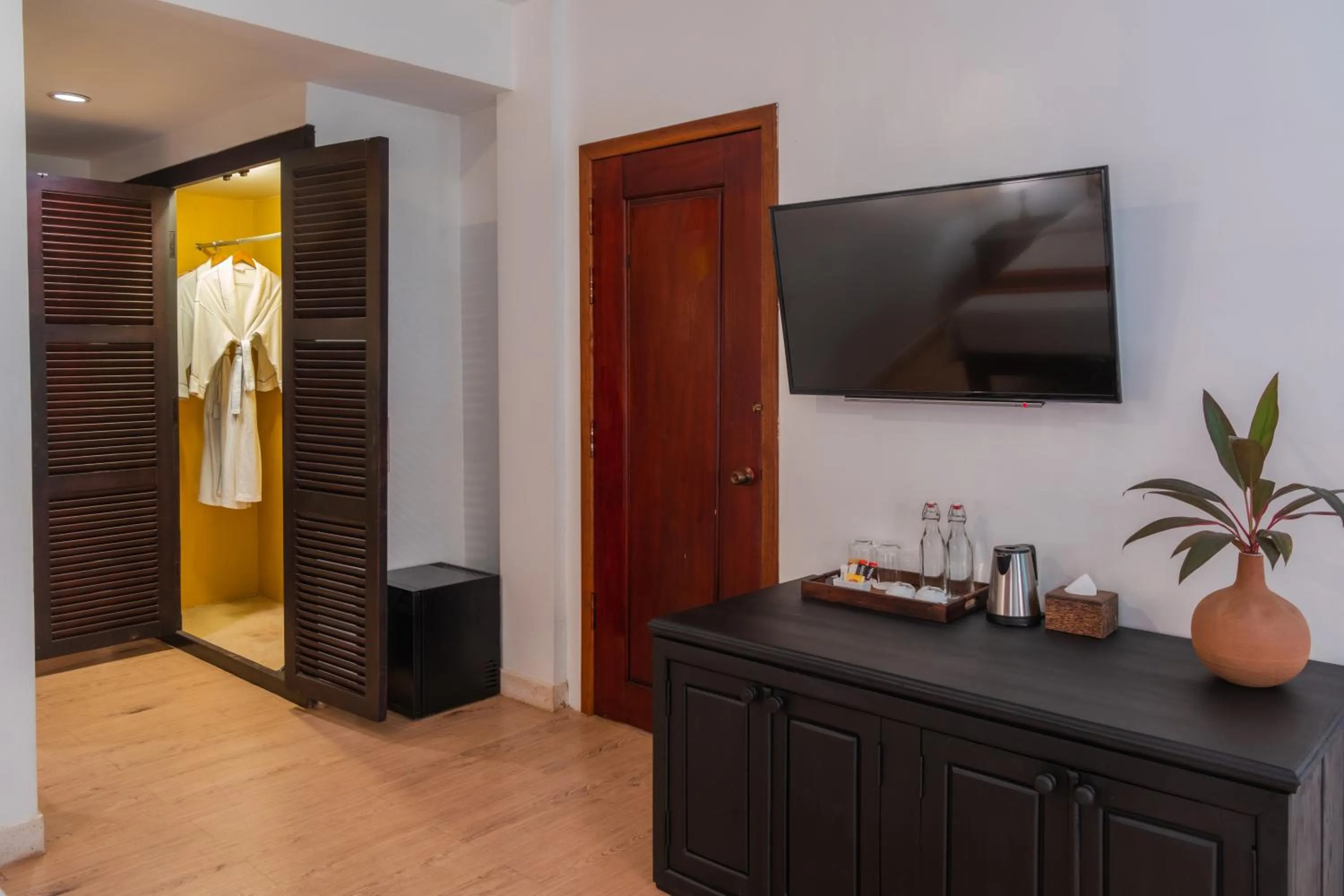 wardrobe in Pandora Suite D'Angkor