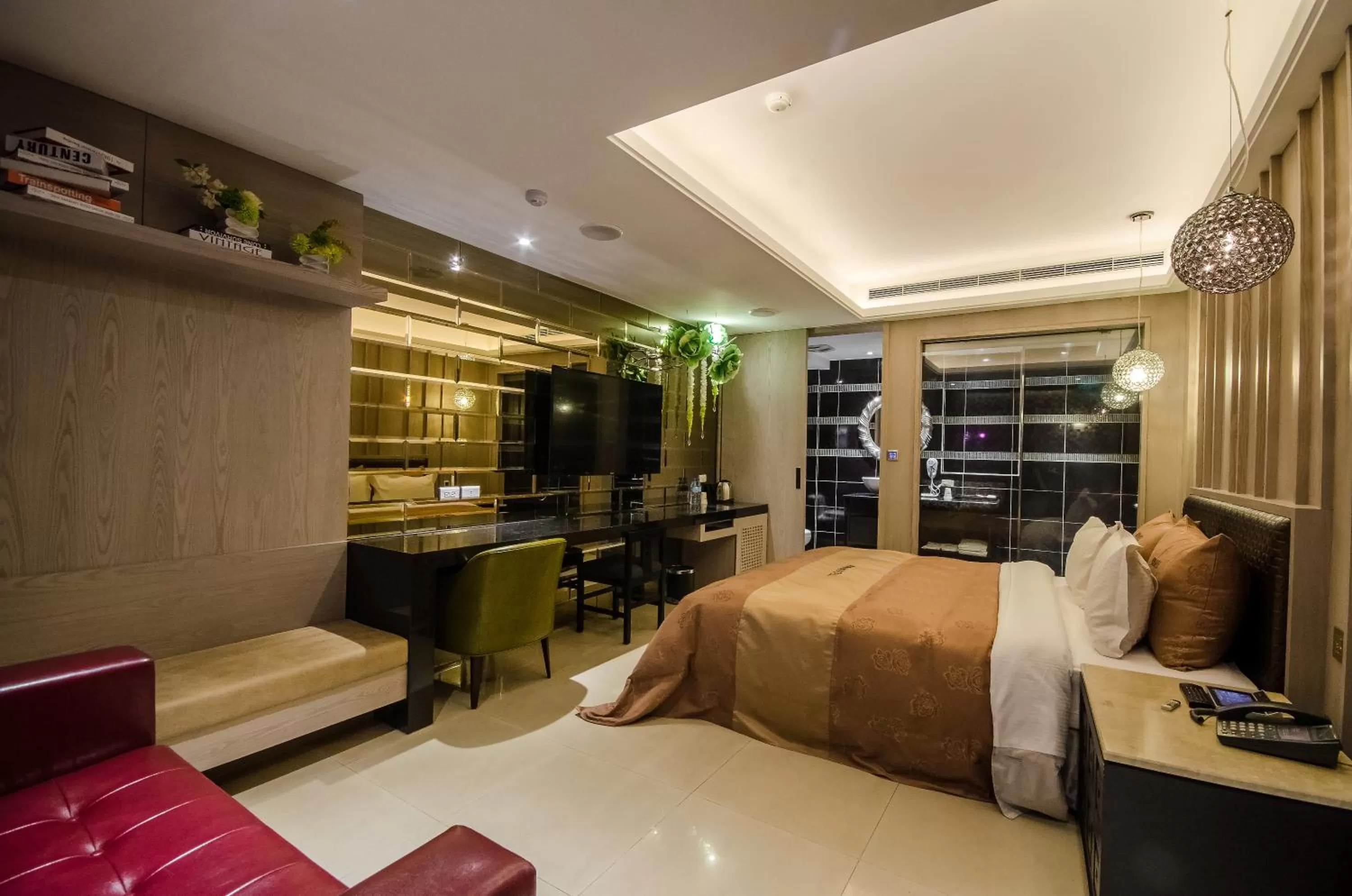 Photo of the whole room, Bed in Hola Motel