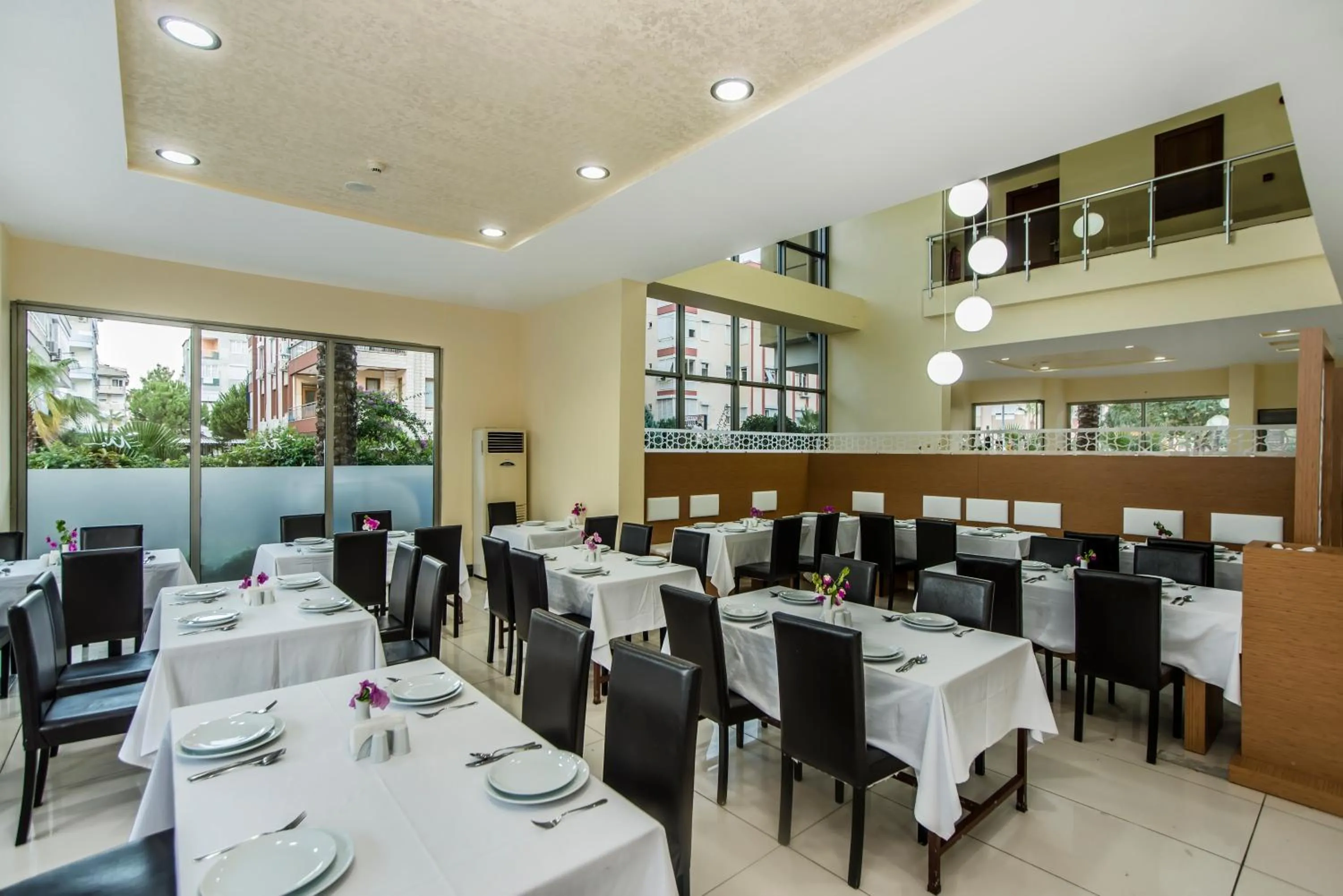 Restaurant/places to eat in Santa Marina Hotel