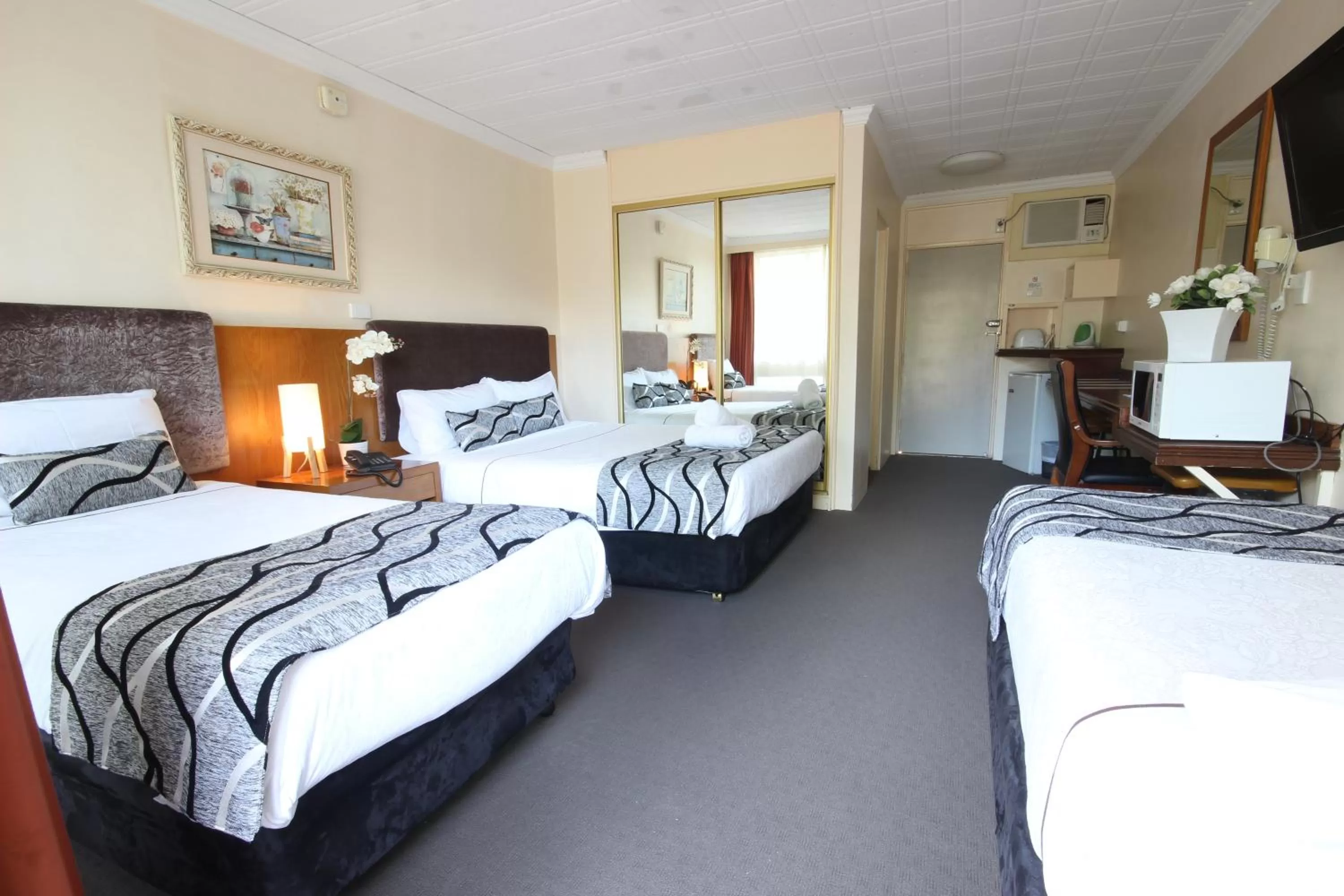 Bed in Molly Morgan Motor Inn