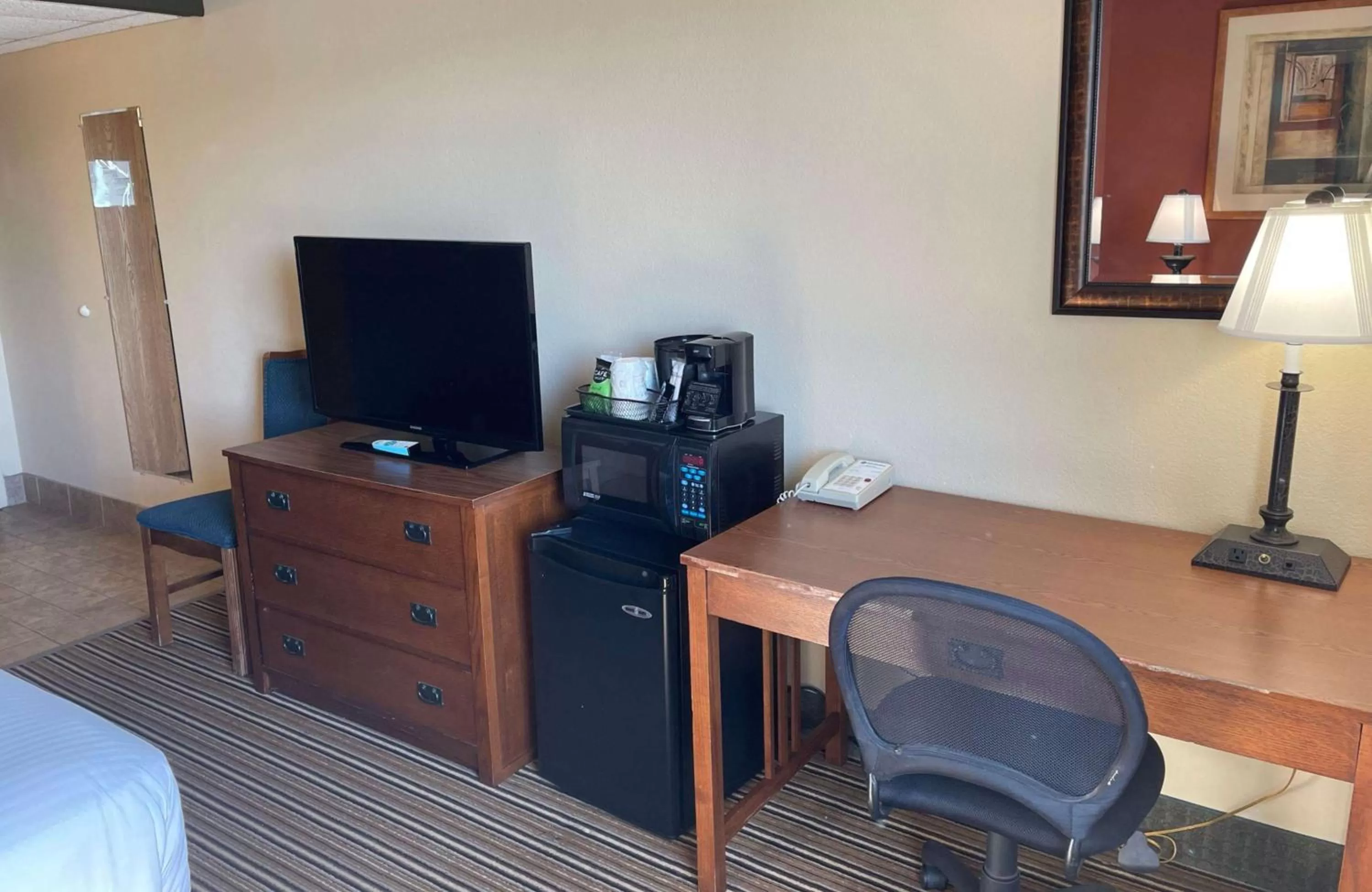 Bedroom in Crossroads Hotel & Event Center